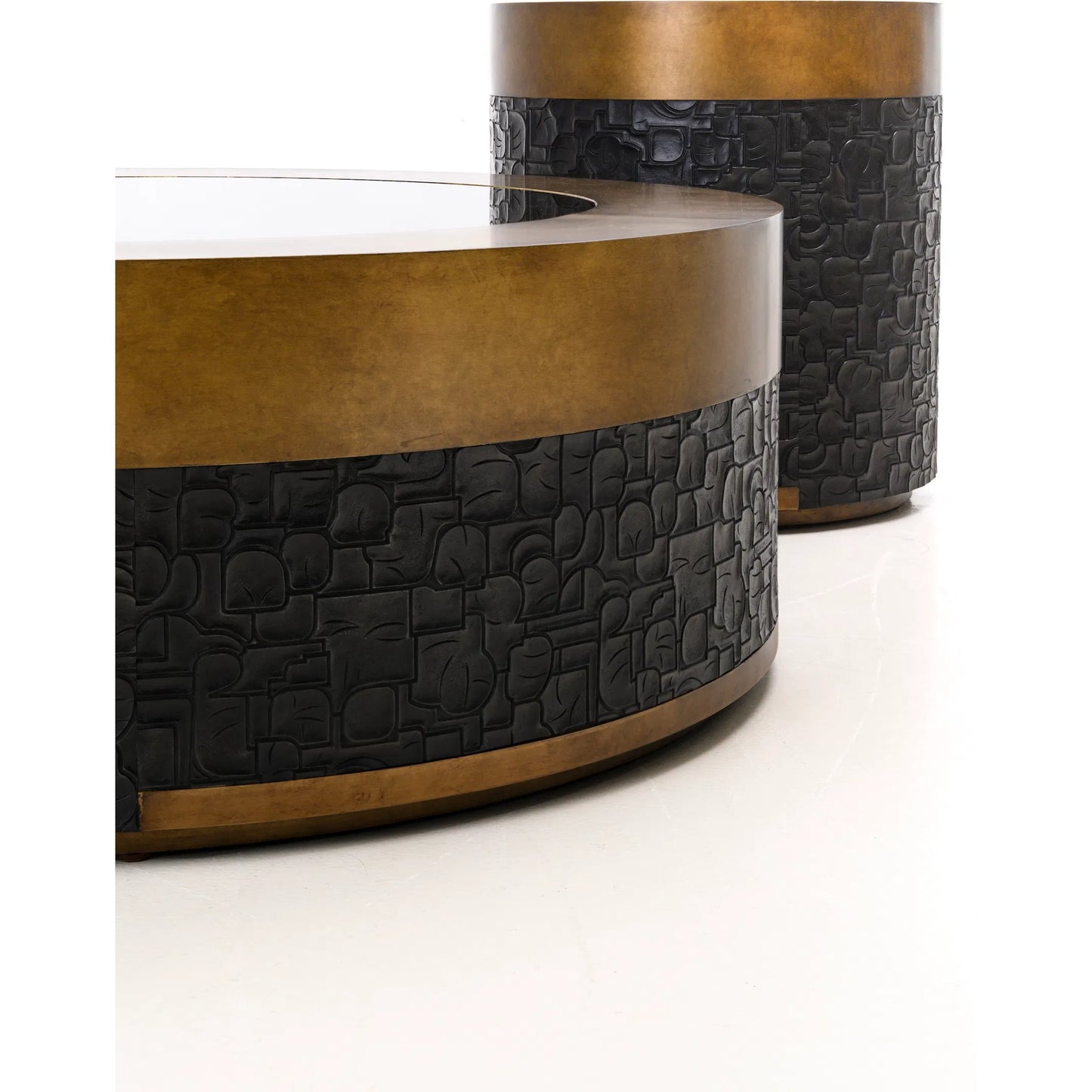 002 SI-2239026 | Additional Silo | Alma Cocktail Table by Maitland-Smith in black, antique brass. Made from unique in a unique style.