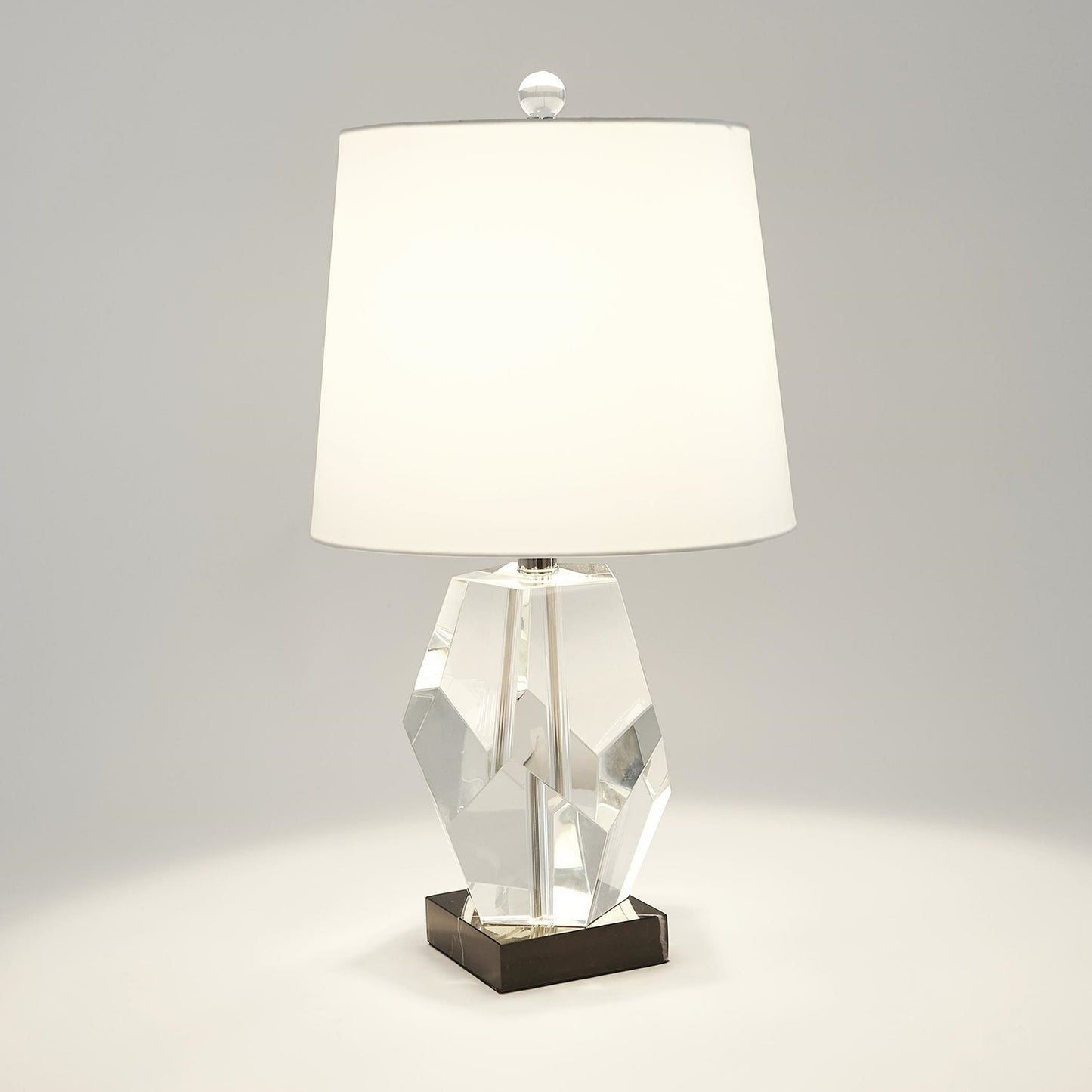 002 SR-890594 | Lifestyle | Facet Block Lamp by Global Views in crystal. Made from crystal, marble in a modern style.