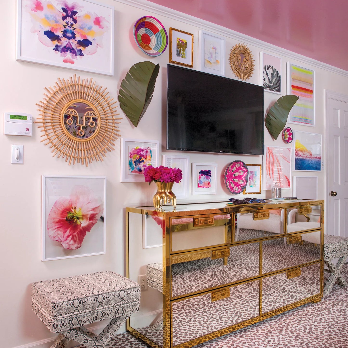 004 SR-818182 | Lifestyle | Sconce by Varaluz in banana leaf. Made from banana leaf, recycled steel in a coastal style.