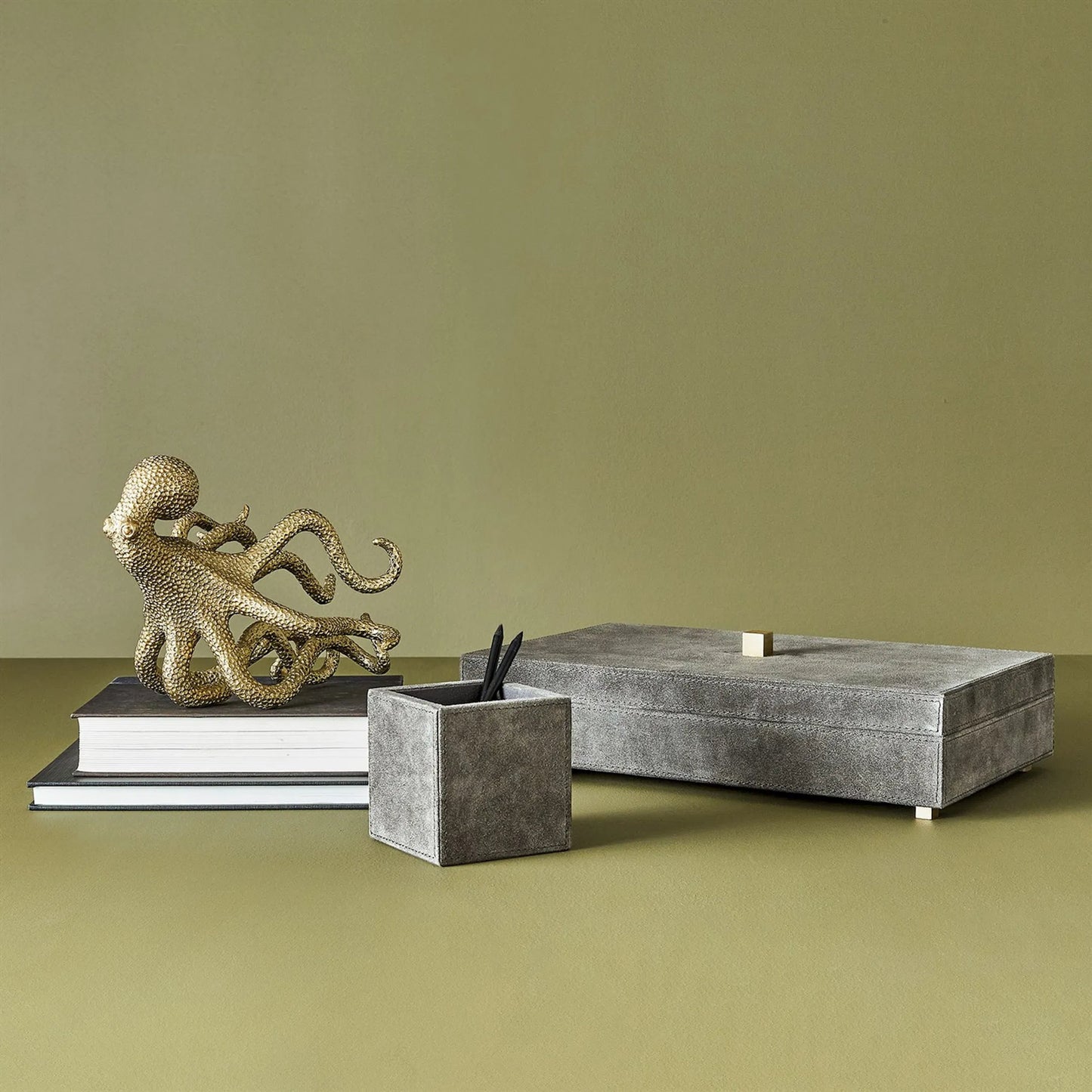 001 SI-2323693 | Lifestyle | Gliding Octopus by Global Views in brass. Made from unique in a modern style.