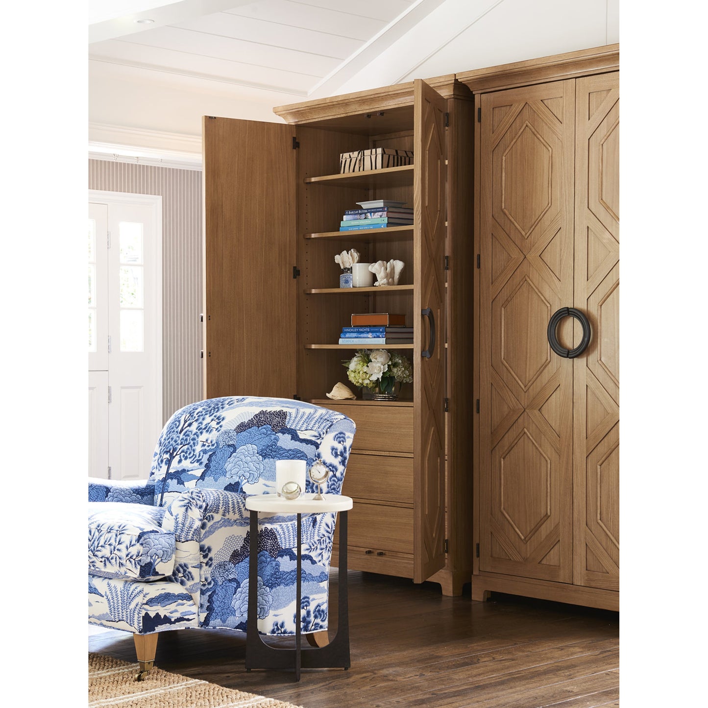003 SR-834787 | Lifestyle | Breakwater Accent Table by Lexington. Made from unique in a modern style.