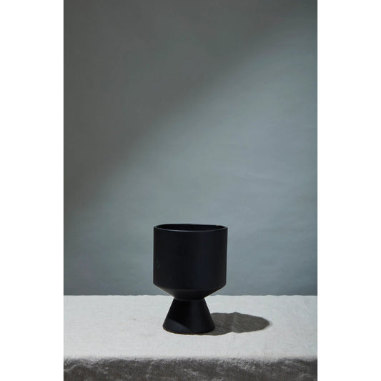 De Vil Pot by Accent Decor. Made from ceramic in a modern style.