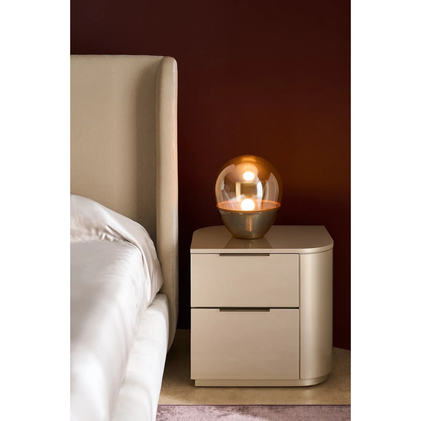 008 SI-2370815 | Lifestyle | Oblique Bed by Caracole in ivory and soft silver paint gloss. Made from unique in a transitional style.