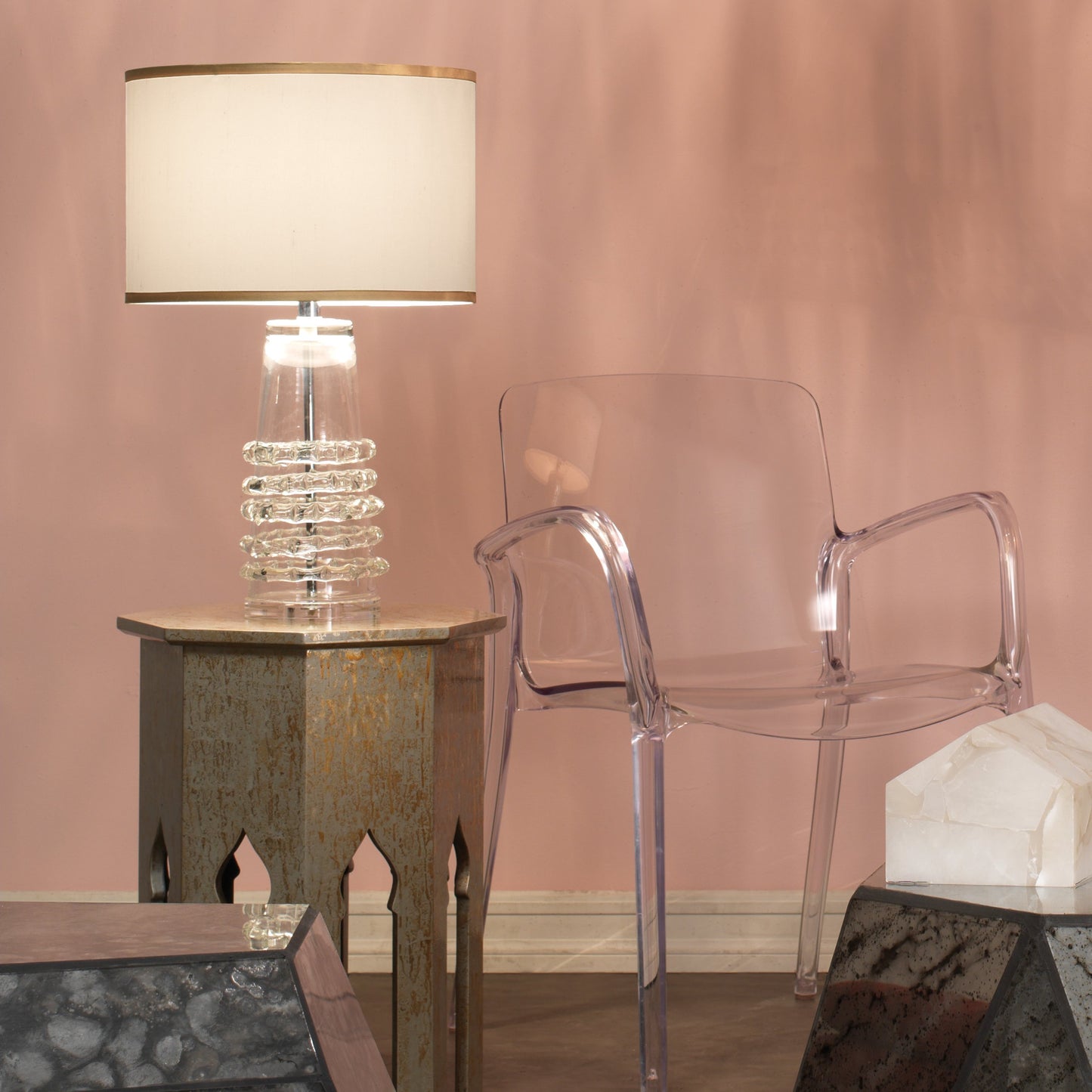 007 S-292211 | Lifestyle | Ribbon Table Lamp by Jamie Young in clear glass. Made from glass in a modern style.