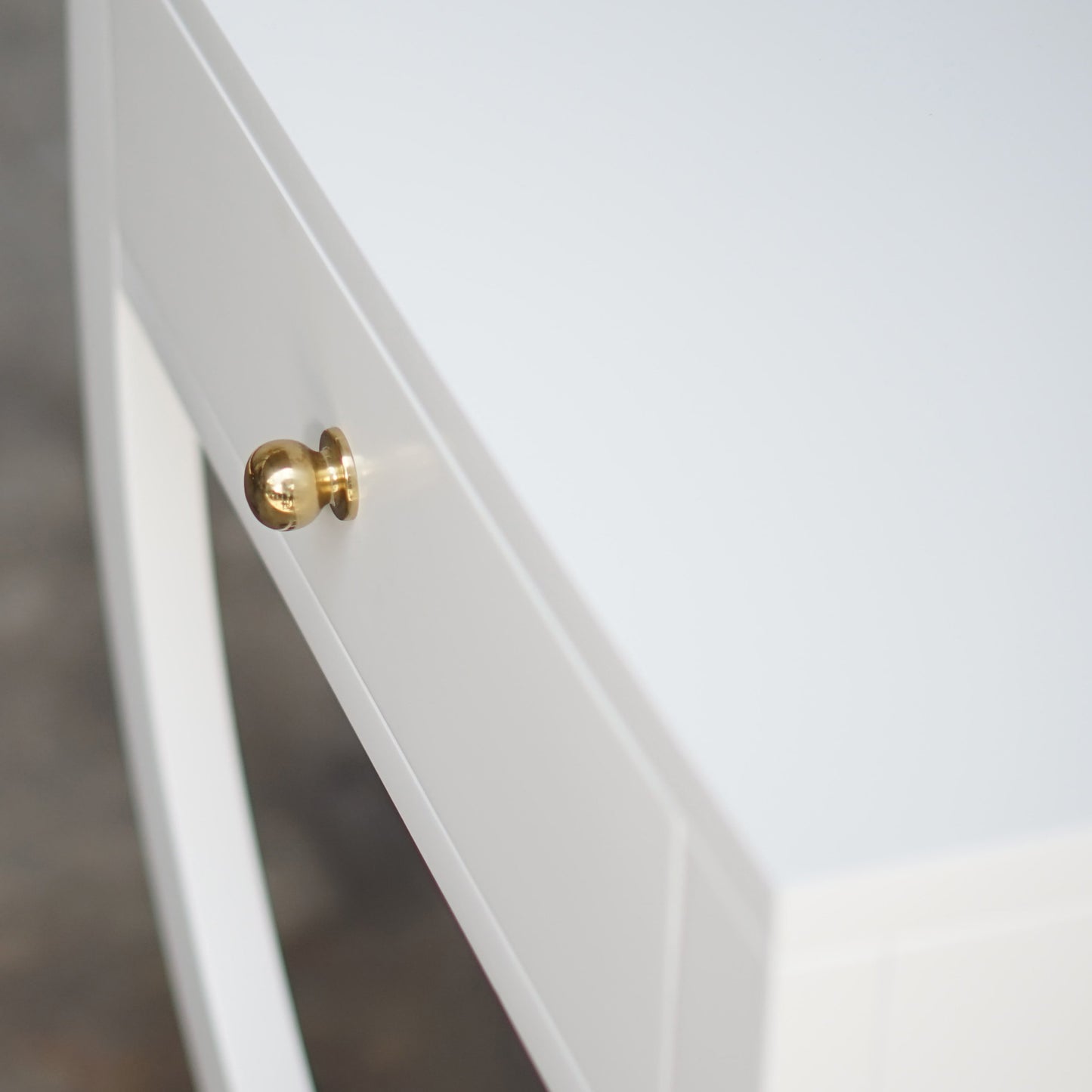 005 S-343190 | Closeup | Alexis One Drawer Side Table by Worlds Away in white lacquer. Made from hardwood solids, mdf, metal in a transitional style.