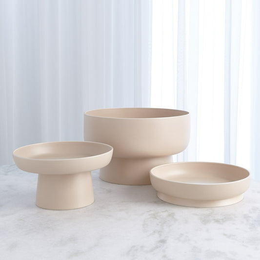 Encircle Tazza by Global Views in chalk. Made from ceramic in a modern style.