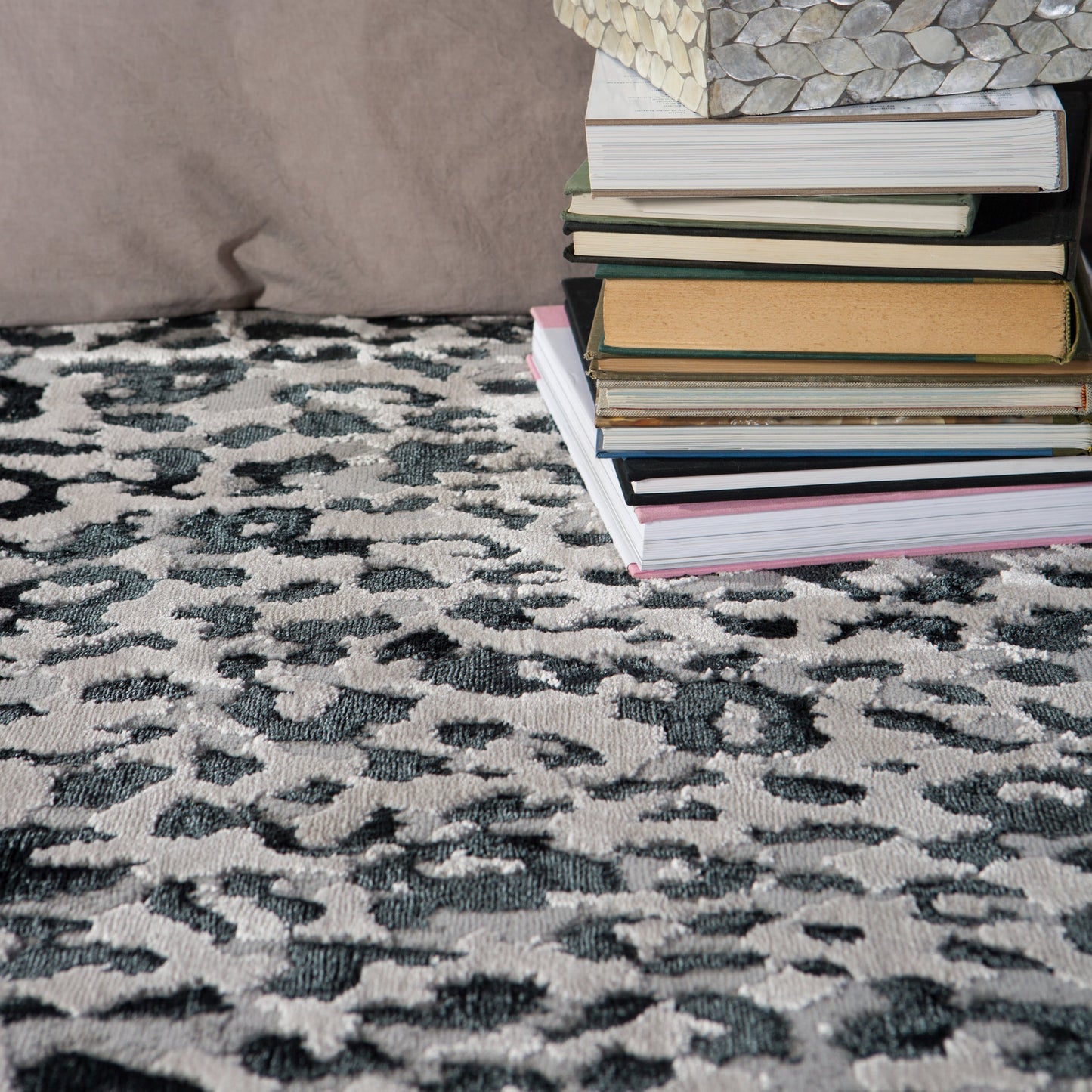 006 SR-816281 | Closeup | Catalyst CTY07 Rug by Jaipur Living in gray, black. Made from 35% metallic polyester, polypropylene, 30% polyester in a unique style.
