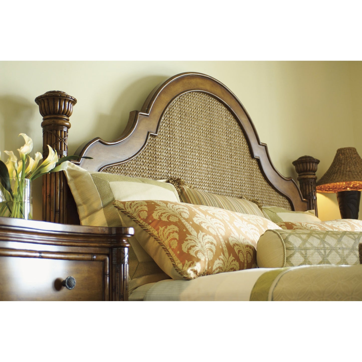 008 SR-836380,SR-836381,SR-836382 | Lifestyle | Round Hill Bed by Tommy Bahama Home. Made from unique in a traditional style.
