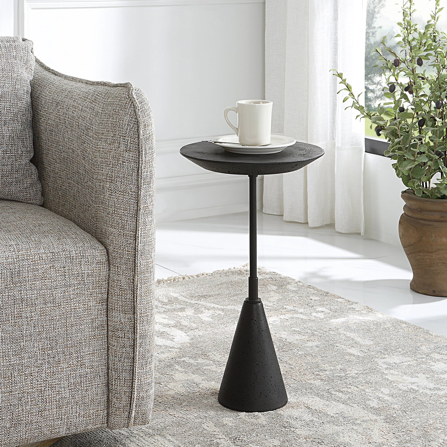 007 SI-1981349 | Lifestyle | Midnight Accent Table by Uttermost in black. Made from black marble polymer, steel in a modern style.