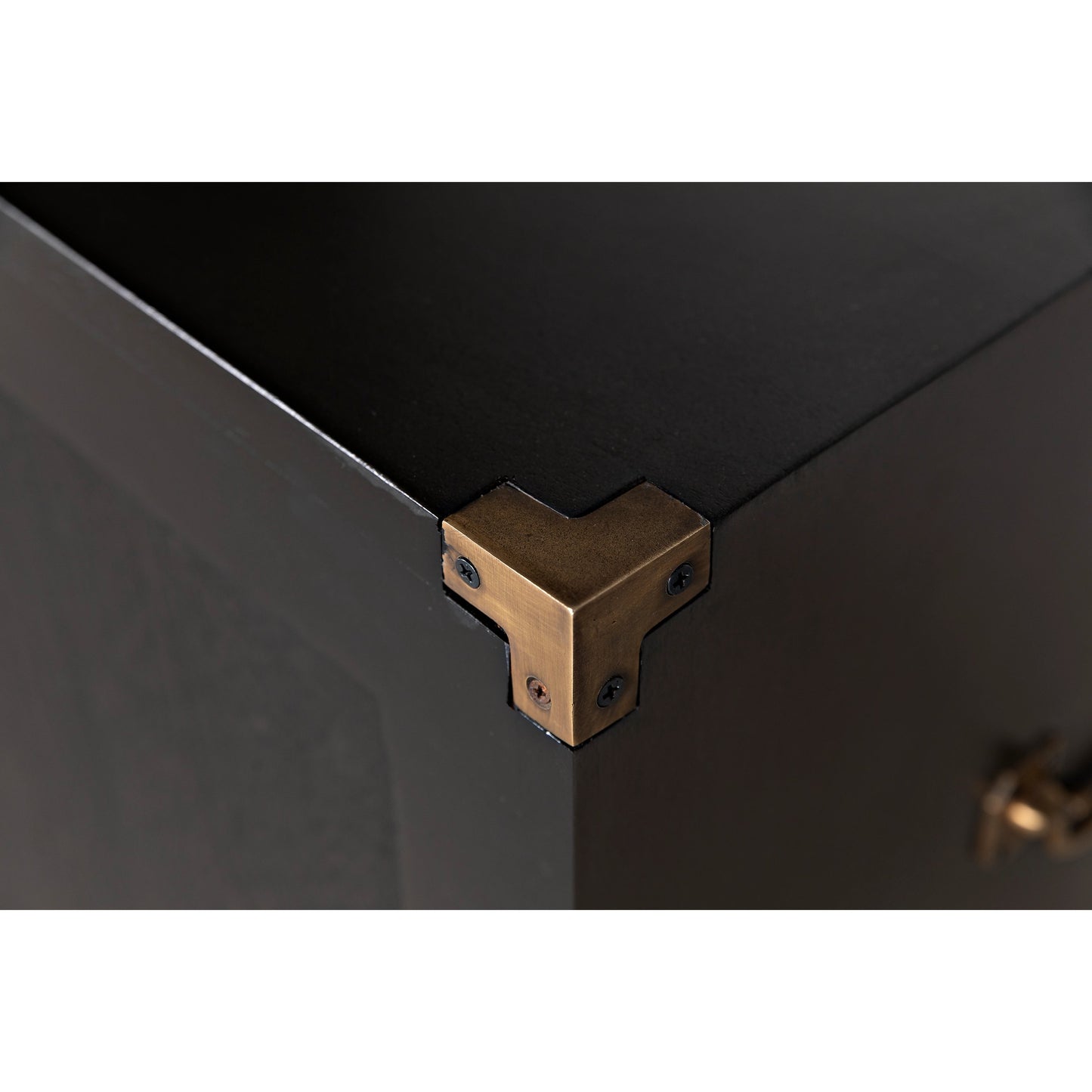 014 SI-1956833 | Additional Silo | Charles Chest by Noir in pale. Made from mahogany with brass handles in a transitional style.