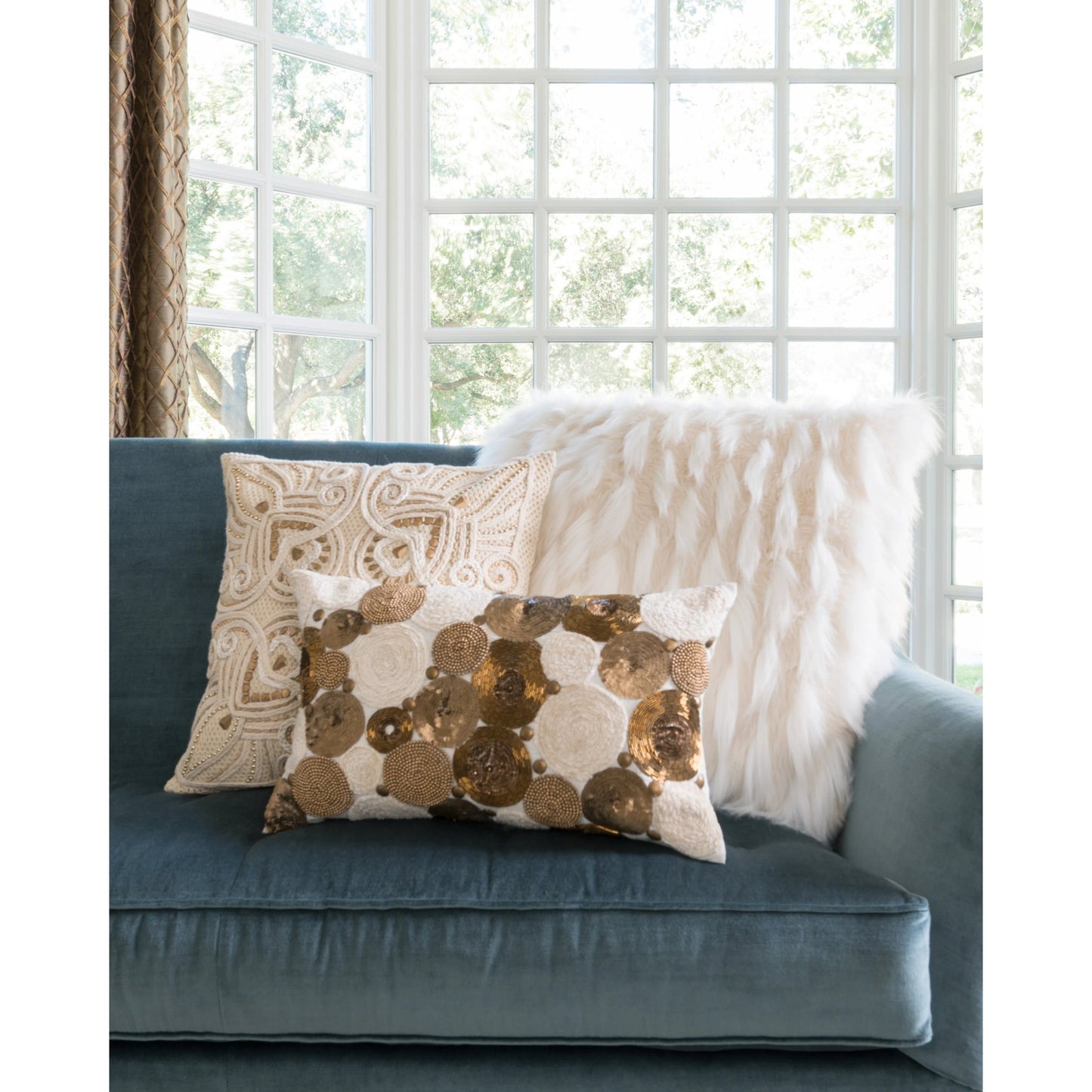 002 O-LOLOI-DSETP0265WH00PIL3,O-LOLOI-PSETP0265WH00PIL3 | Lifestyle | P0265 Pillow by Loloi in white. Made from 100% acrylic in a transitional style.