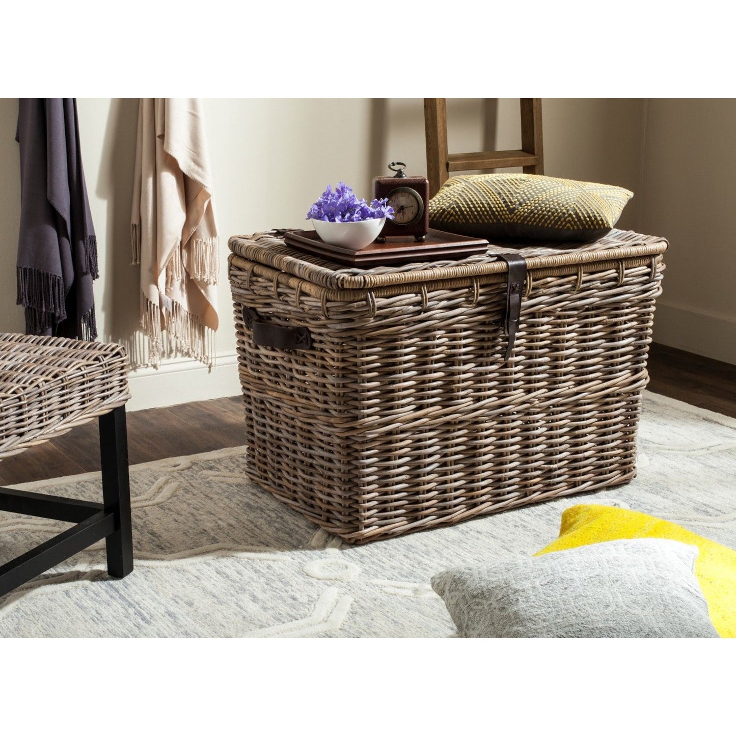 007 O-SAFAVIEH-SEA7021A | Lifestyle | Farmington Trunk by HedgeApple Essentials in gray. Made from kubu in a modern style.