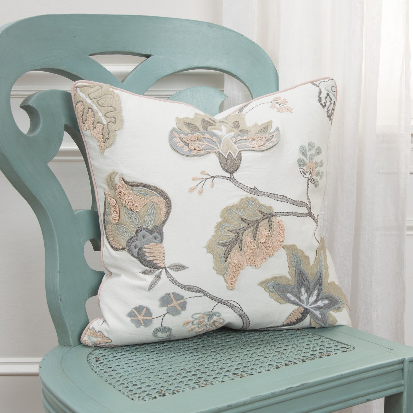 004 SR-870519,SR-885949 | Lifestyle | Baxter Pillow by HedgeApple Essentials in white. Made from cotton in a traditional style.