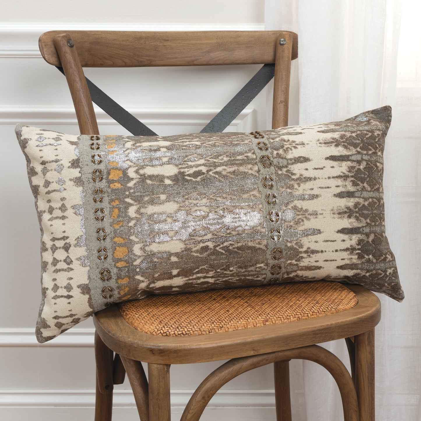 004 SR-870553,SR-885982 | Lifestyle | Keystone Pillow by HedgeApple Essentials in gray. Made from unique in a rustic style.
