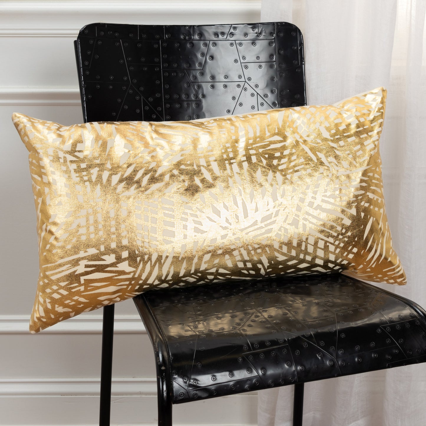 004 SR-870596,SR-886007 | Lifestyle | Delta Pillow by HedgeApple Essentials in gold. Made from cotton in a unique style.