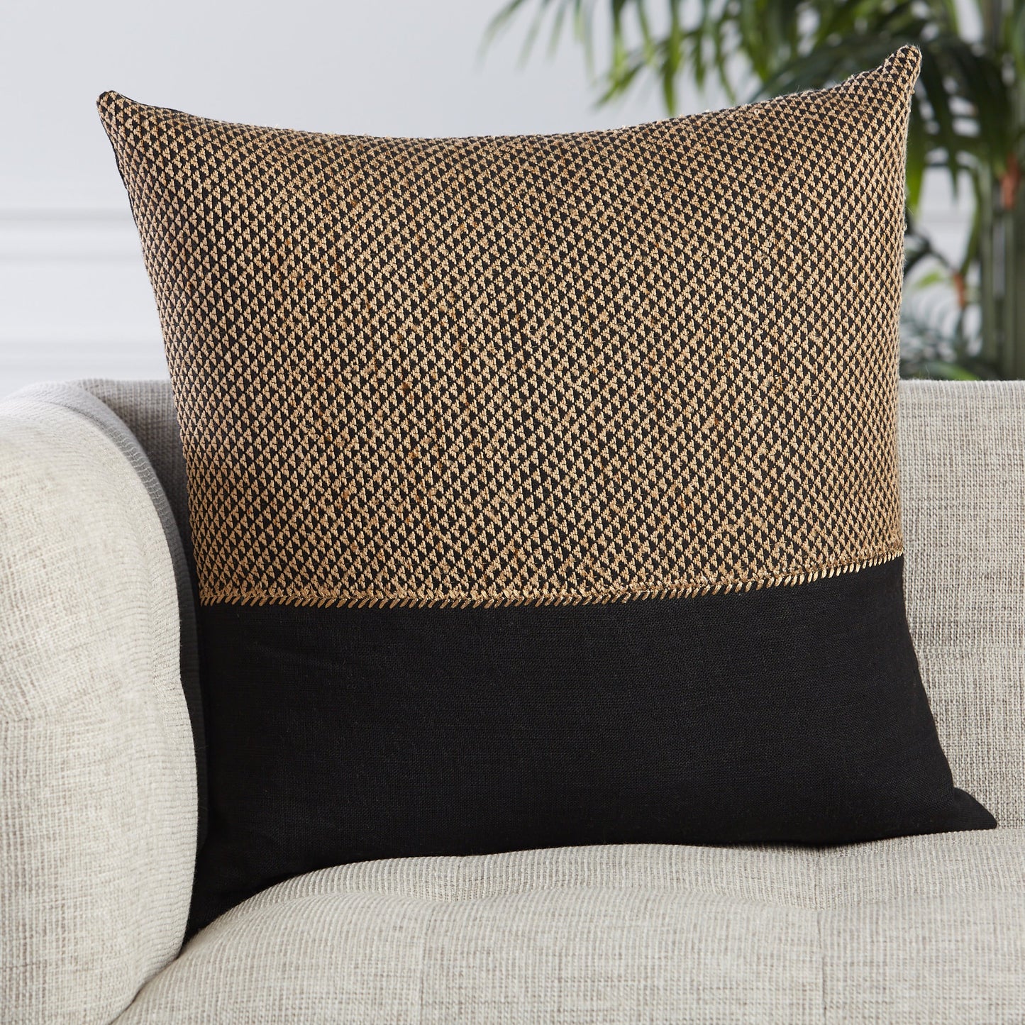 004 SR-861852,SR-861854 | Closeup | Taiga TGA11 Pillow by Jaipur Living in light tan, black. Made from 70% linen 15% cotton 15% viscose in a modern style.
