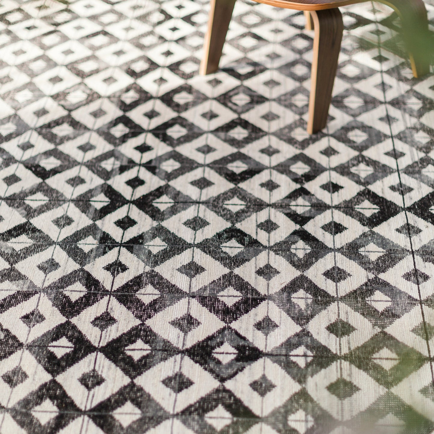 009 SI-1973897,SI-1973898,SI-1973899,SI-1973900,SI-1973901 | Lifestyle | Tessera by Verde Home Gem TSS03 Rug by Jaipur Living in black, cream. Made from 100% wool in a unique style.