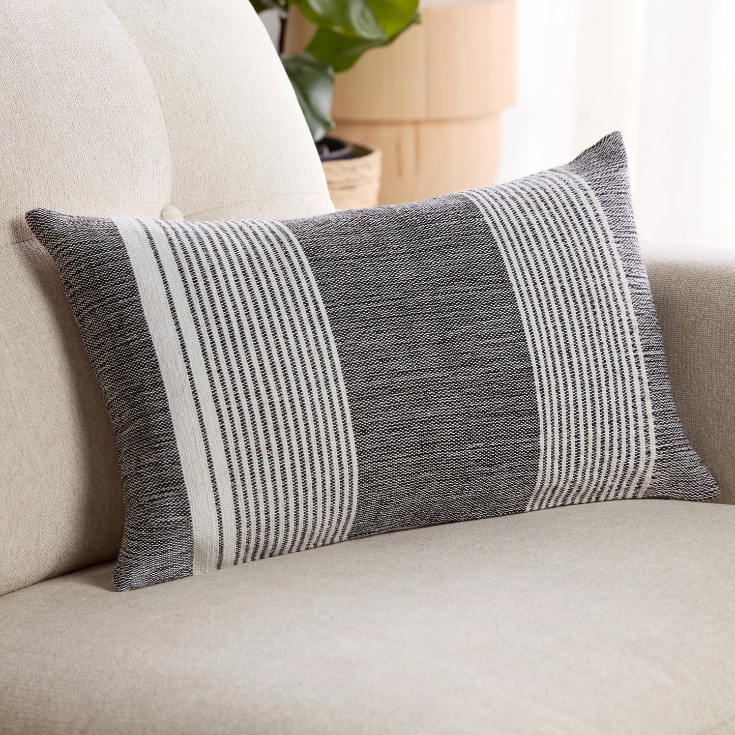 033 SI-2077398,SI-2077399 | Closeup | Acapulco ACA05 Pillow by Jaipur Living. Made from 100% pet yarn in a cottage & farmhouse style.