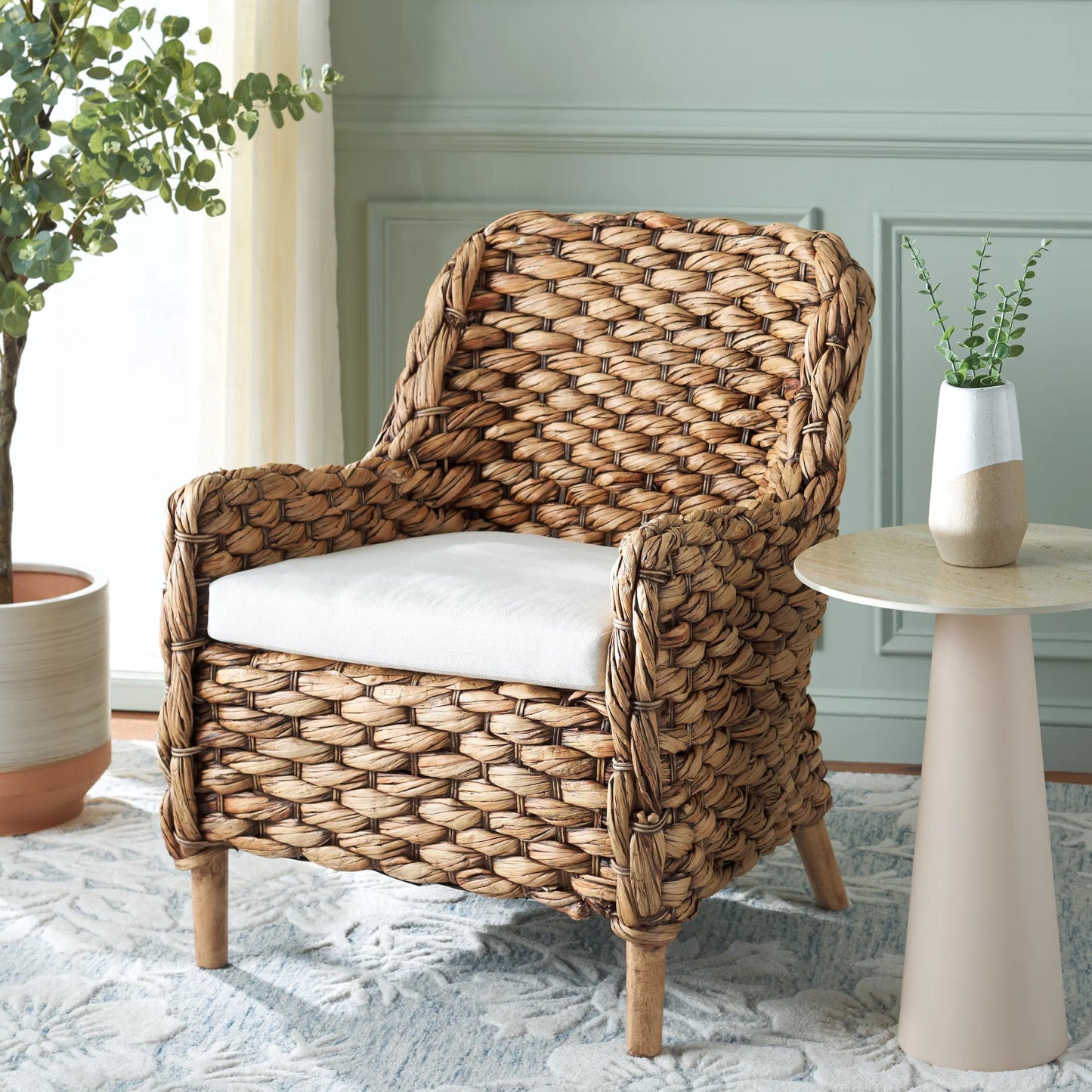 021 SI-2372678 | Lifestyle | Gage Hyacinth Accent Chair with Cushion by HedgeApple Essentials in nc coating. Made from mango wood, cotton, foam in a unique style.