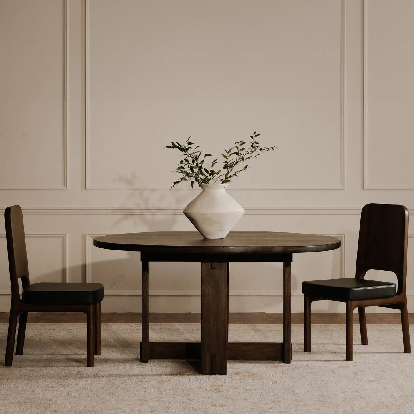 007 SI-2368083 | Lifestyle | Glenn Round Dining Table by Moe's Home Collection in dark brown. Made from solid neem wood, iron bar, connecting plates in a traditional style.
