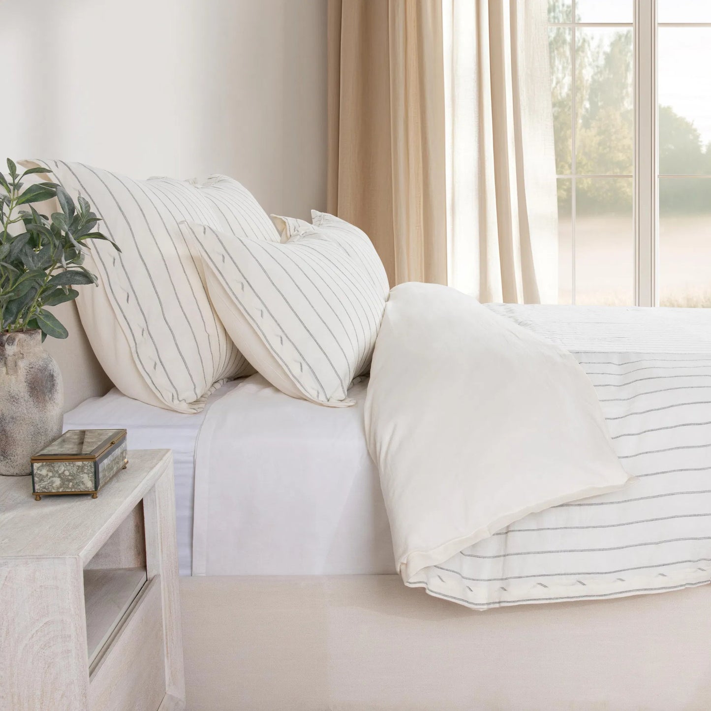 007 SI-2533250 | Lifestyle | Monaco 3-piece Belgian Linen Duvet Set by Villa by Classic Home. Made from 100% belgian flax linen in a unique style.