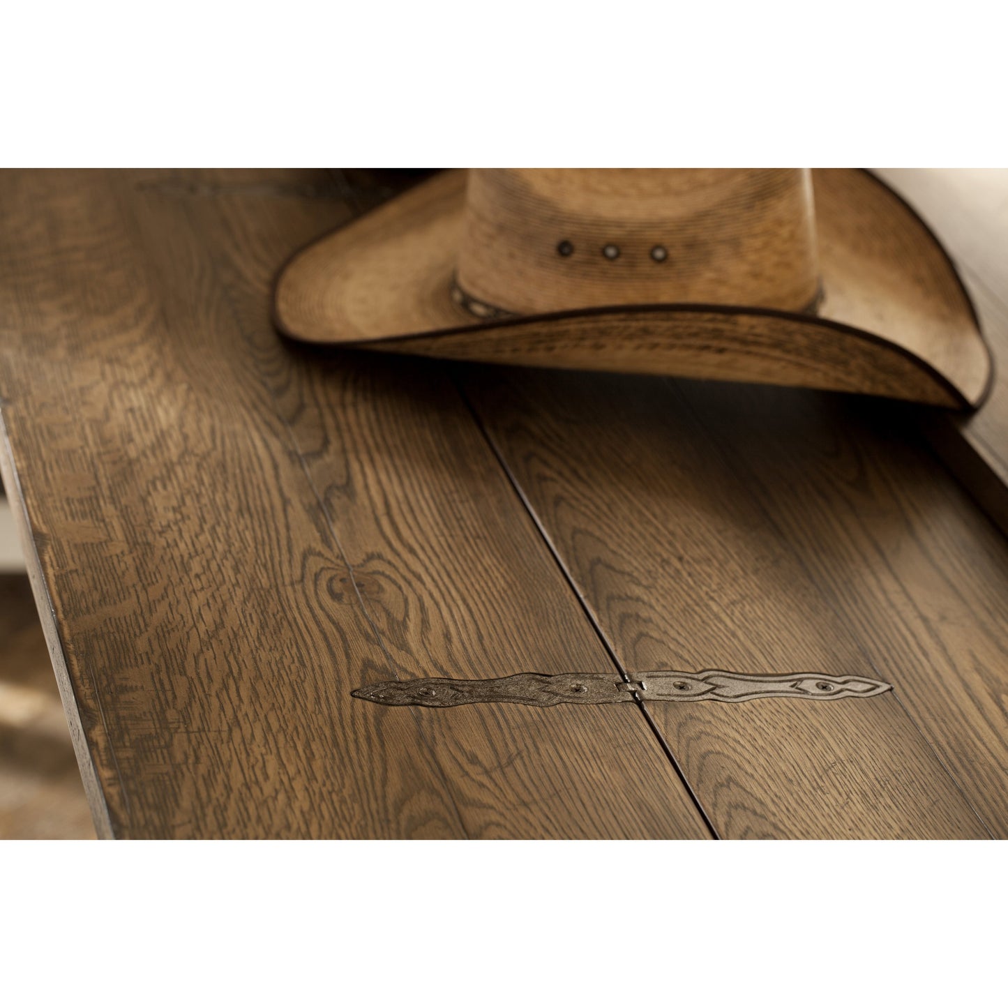 003 SI-1748411 | Lifestyle | Bluewind Flip-Top Console Table by Hooker Furniture in saddle brown. Made from white oak veneers in a traditional style.
