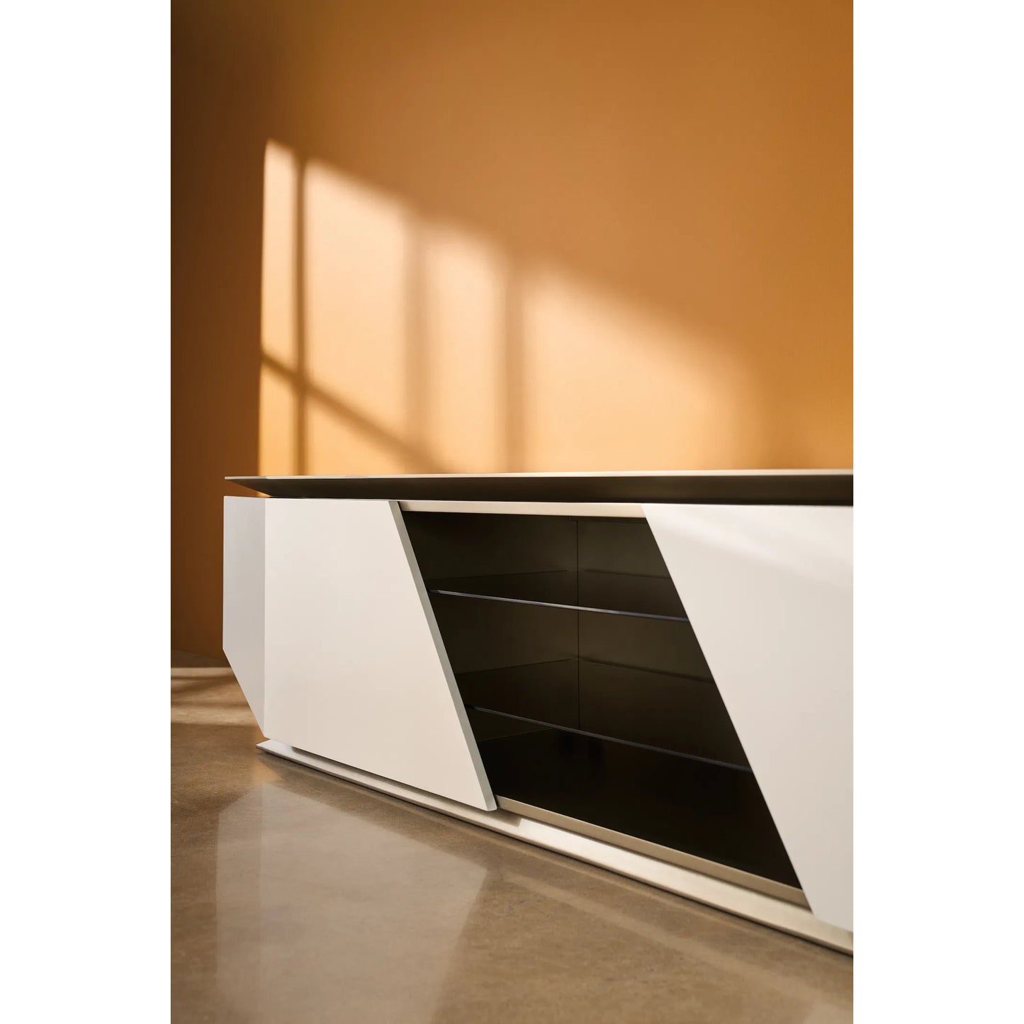 006 SI-2193820 | Lifestyle | Axis Media Console by Caracole in warm reflections, oyster. Made from acacia, glass in a unique style.