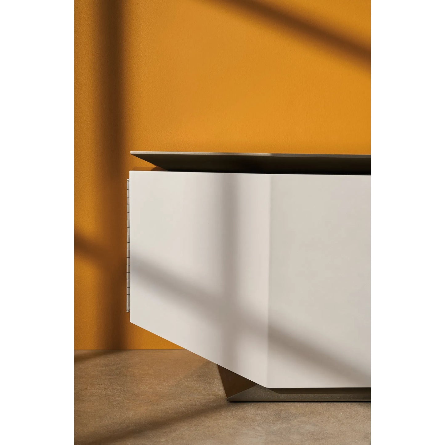 007 SI-2193820 | Lifestyle | Axis Media Console by Caracole in warm reflections, oyster. Made from acacia, glass in a unique style.