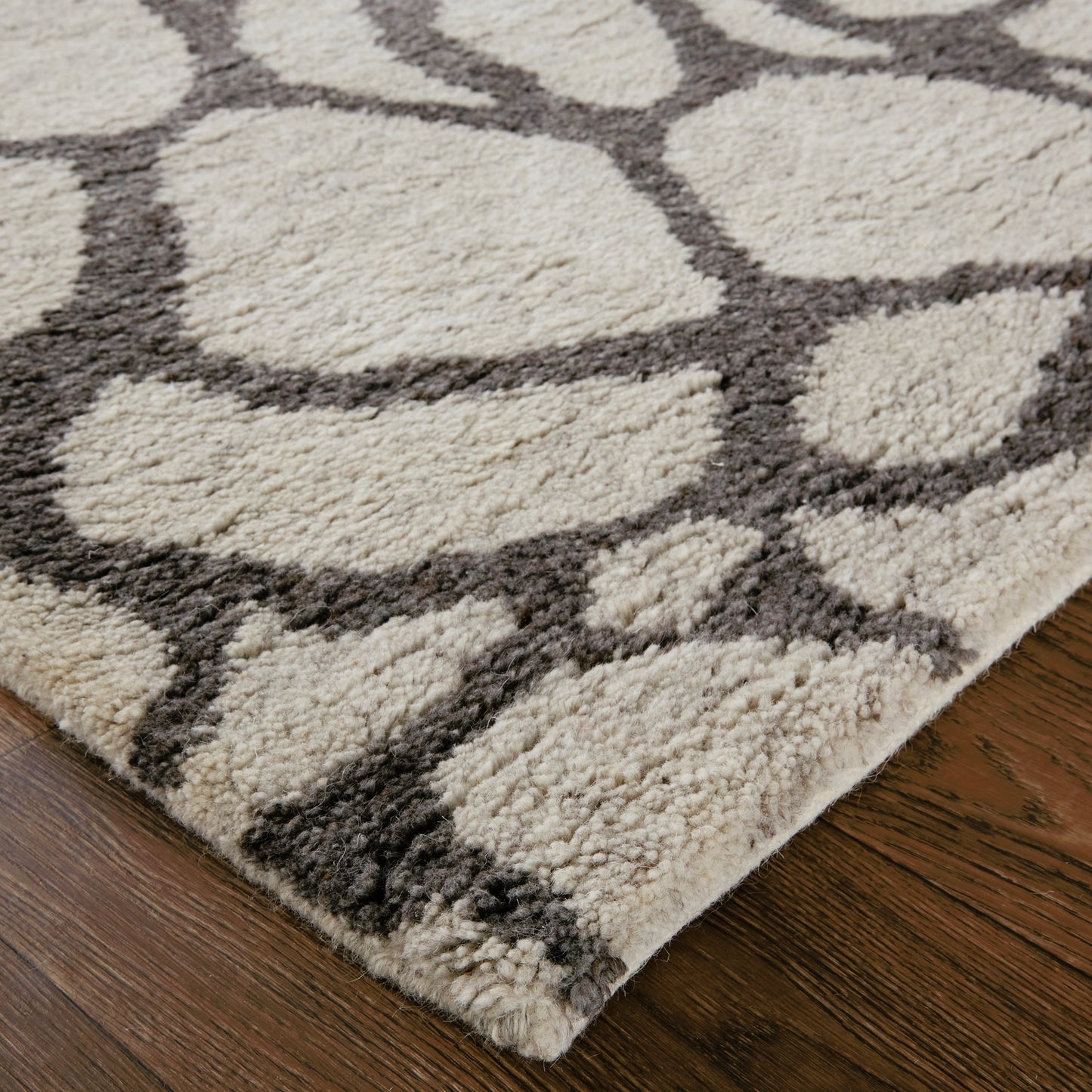 003 SI-2158951,SI-2158952,SI-2158955,SI-2158956 | Closeup | Belden Transitional Rug - T03T6001 by Thom Felicia by Feizy Rugs in ivory, gray. Made from wool in a unique style.