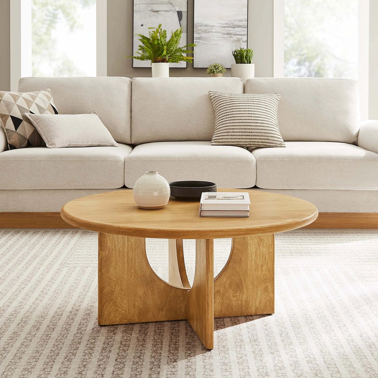 007 SI-2252934 | Lifestyle | Baltimore Round 34" Coffee Table by Evans & Londeen. Made from unique in a transitional style.