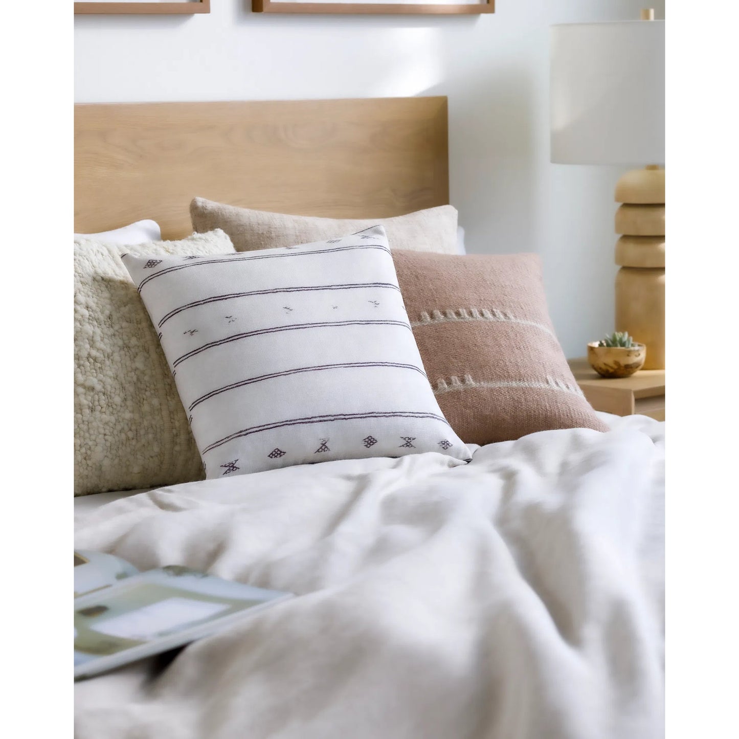 003 SI-2168473,SI-2168474,SI-2168475,SI-2168476,SI-2168477,SI-2168478 | Lifestyle | Emily Jean Pillow - 534235 by Livabliss in white, black. Made from polyester in a modern style.