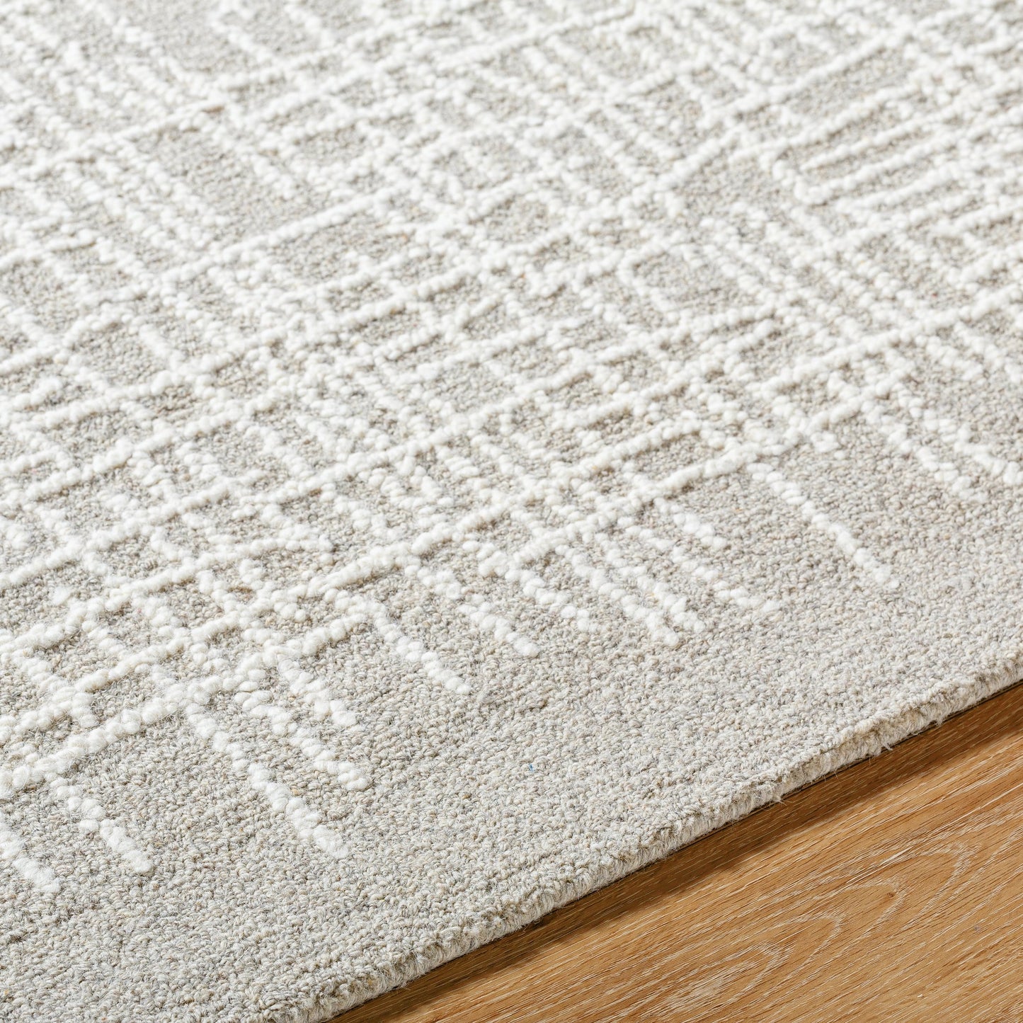 004 SI-2164719,SI-2164720,SI-2164721 | Closeup | Falcao Rug - 530951 by Livabliss in light silver, sterling grey, silver, ash, metallic - silver. Made from wool in a unique style.