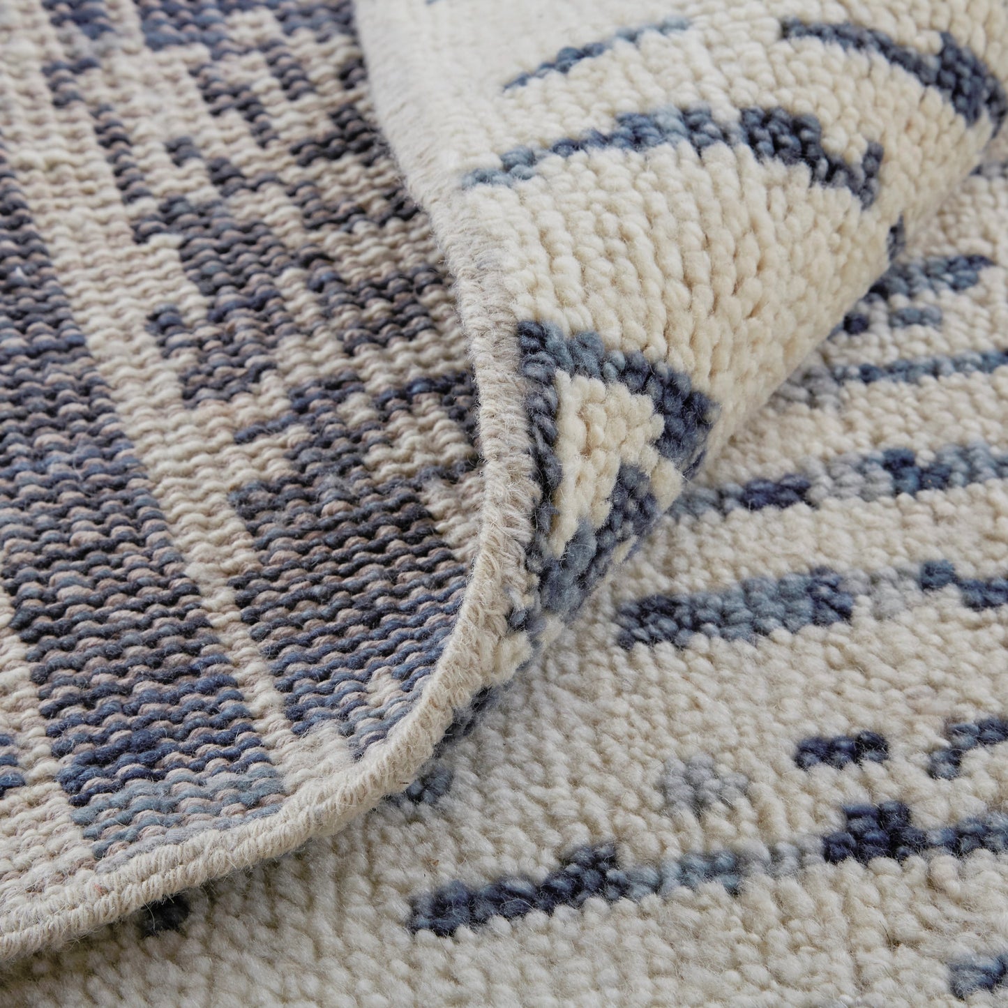005 SI-2159040,SI-2159046 | Closeup | Roxford Transitional Rug - T16T6034 by Thom Felicia by Feizy Rugs in ivory, blue. Made from wool in a unique style.
