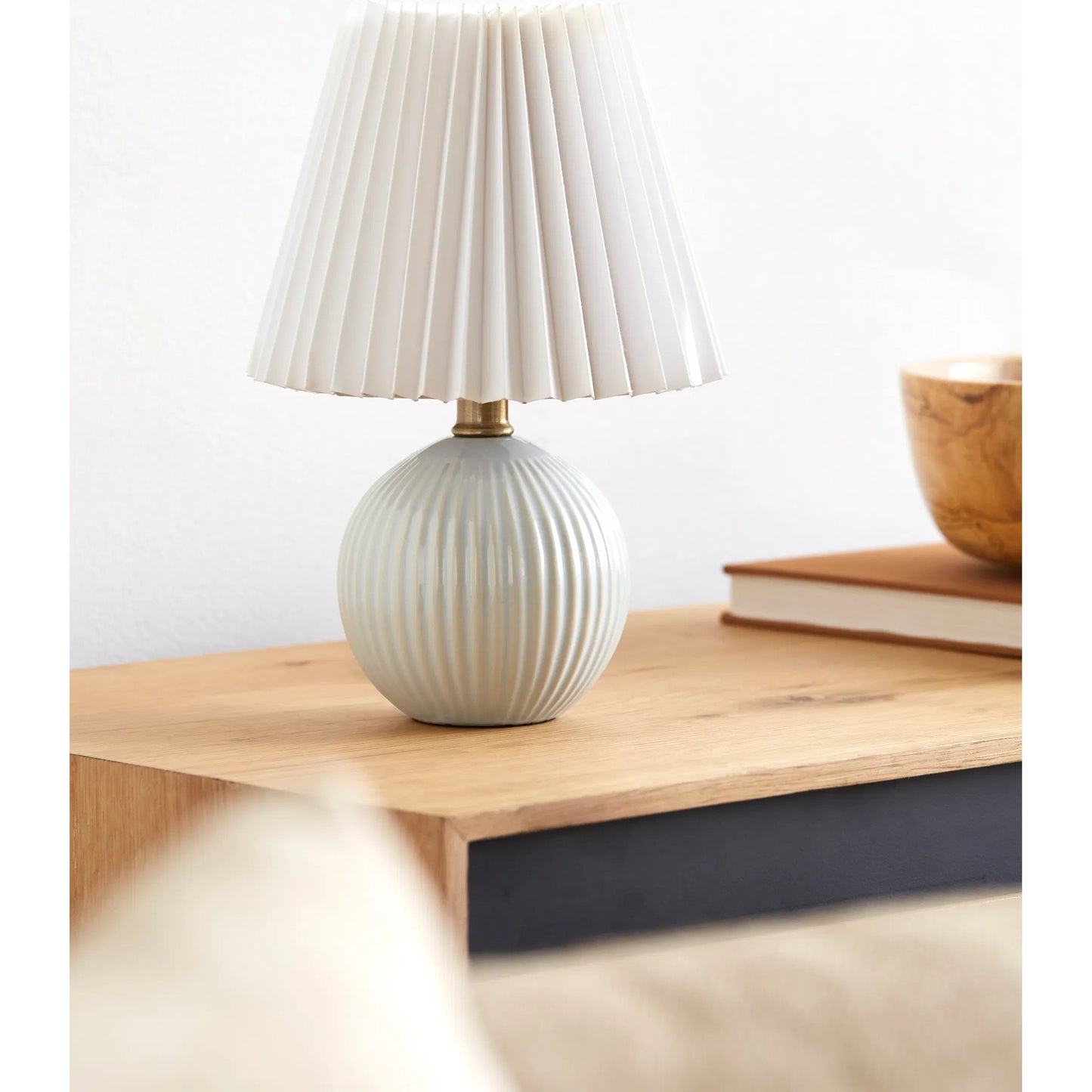 016 SI-2169221 | Lifestyle | Ferez Table Lamp I - 539181 by Livabliss in glazed. Made from ceramic, linen, polystyrene in a modern style.
