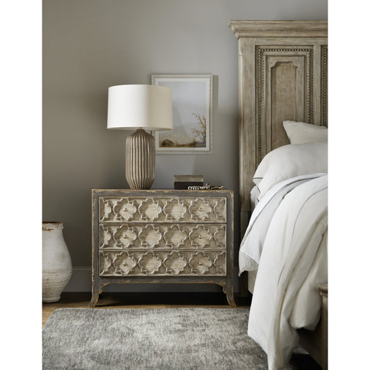 Bellissimo Bachelors Chest by Hooker Furniture in dark gray, light tusk. Made from oak veneers, cedar, felt, solid-wood edge top in a eclectic & global style.