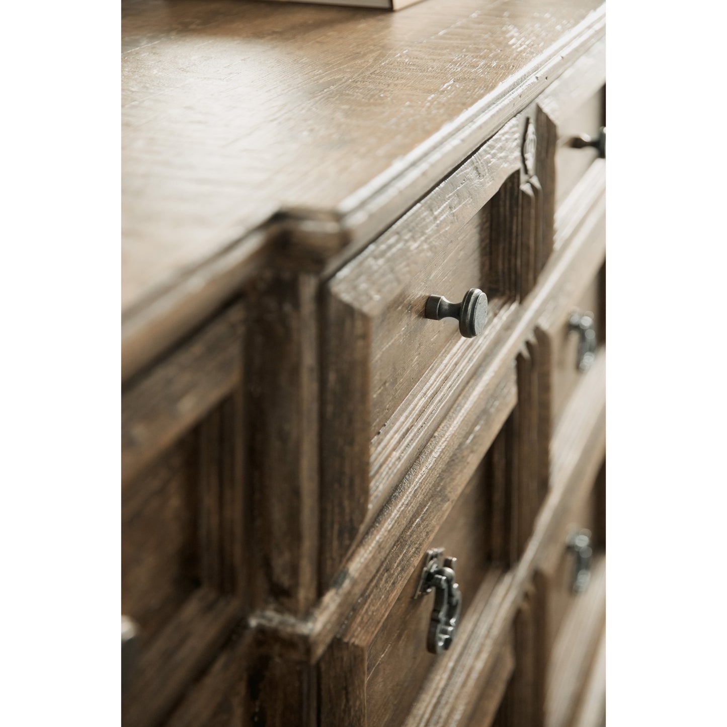 004 SI-1749064 | Additional Silo | La Grange Rolling Hill Nine-Drawer Dresser by Hooker Furniture in wash off oak. Made from oak veneer, cedar, felt panel, jewelry tray, solid-wood edge top in a unique style.