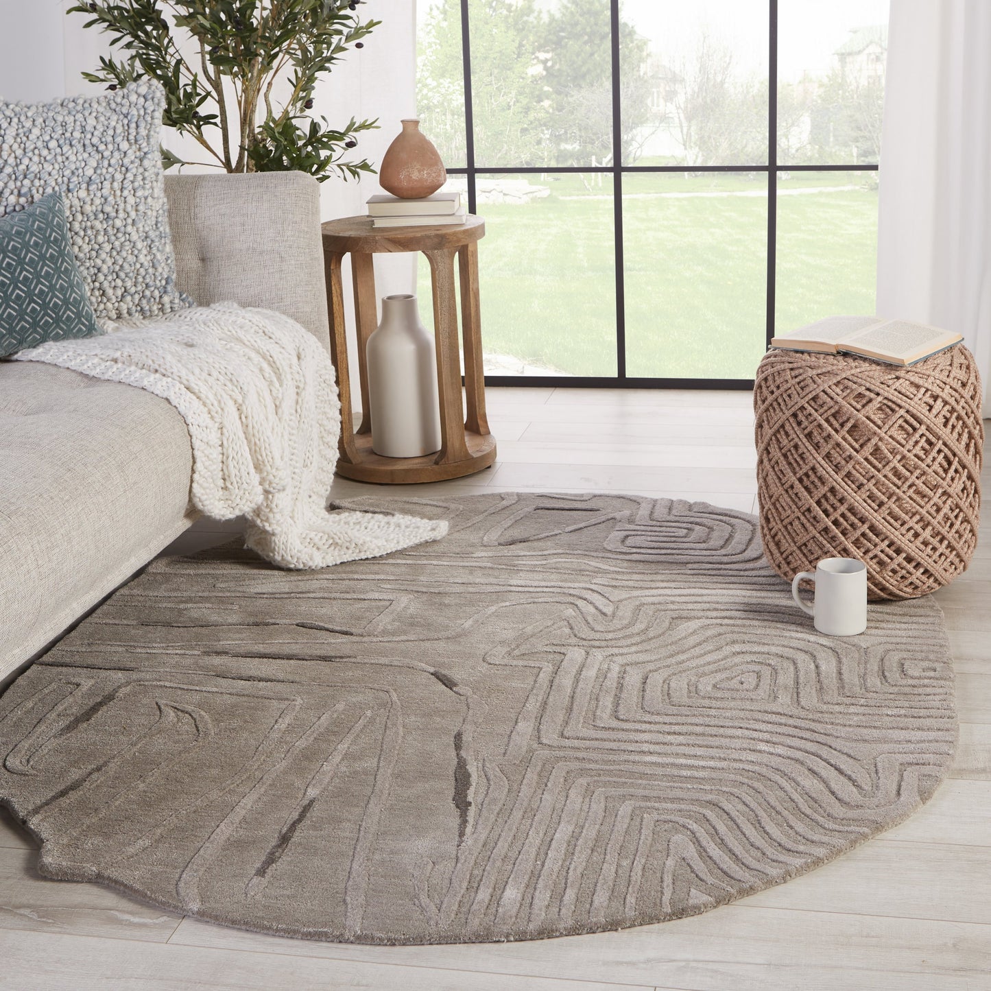 006 SI-1750581,SI-1750582,SI-1750583 | Lifestyle | Iconic ICO07 Rug by Jaipur Living in gray. Made from 65% viscose 35% wool in a unique style.