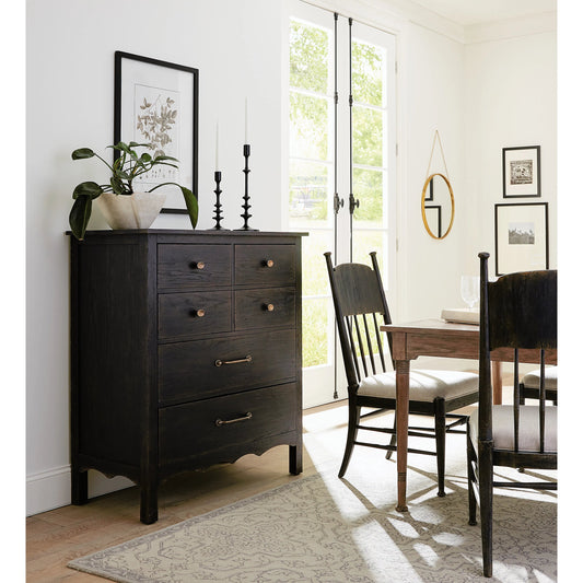 Americana Six-Drawer Chest by Hooker Furniture. Made from oak veneers and cedar veneers in a cottage & farmhouse style.