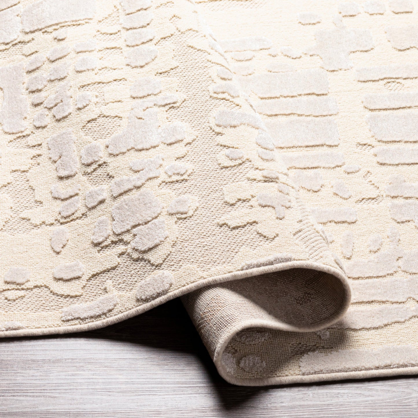 006 SI-1884256,SI-1884257 | Closeup | Kingston Rug - 29822 by Livabliss in cream, light beige. Made from 51% viscose, 49% wool in a unique style.