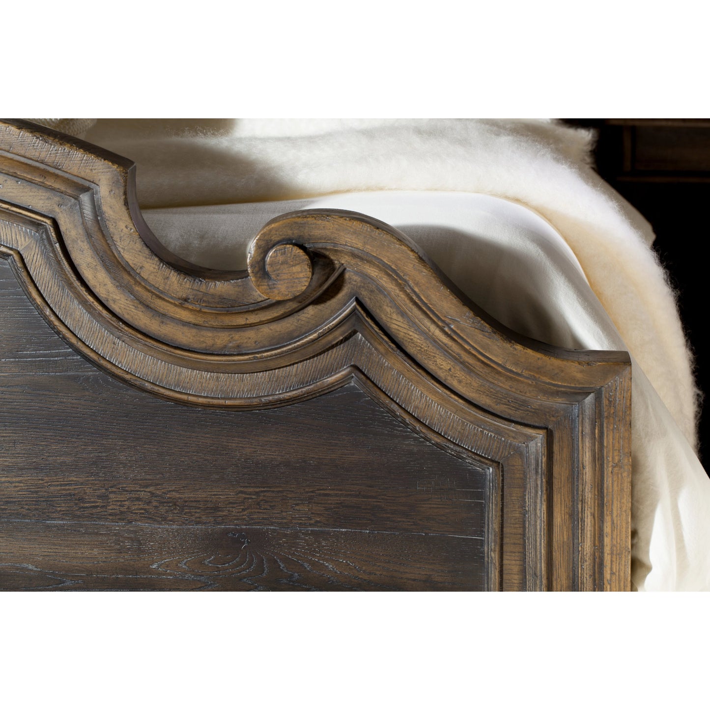 002 SI-1748914,SI-1748916 | Closeup | Fair Oaks Upholstered Bed by Hooker Furniture in beige and saddle brown, blackwood desert. Made from white oak veneers, fabric, resin in a traditional style.