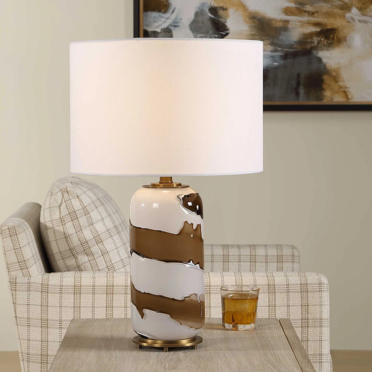 004 SI-2526219 | Lifestyle | Ararat Swirl Table Lamp by Uttermost in brown, white and brass. Made from metal, glass, linen in a unique style.