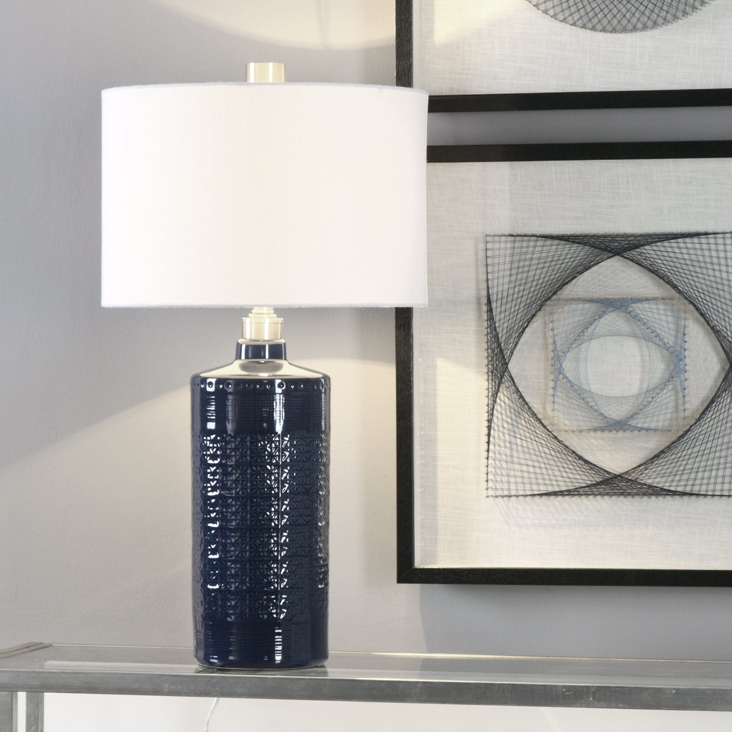 003 S-253666 | Lifestyle | Thalia Royal Table Lamp by Uttermost in blue. Made from metal, ceramic, fabric in a modern style.