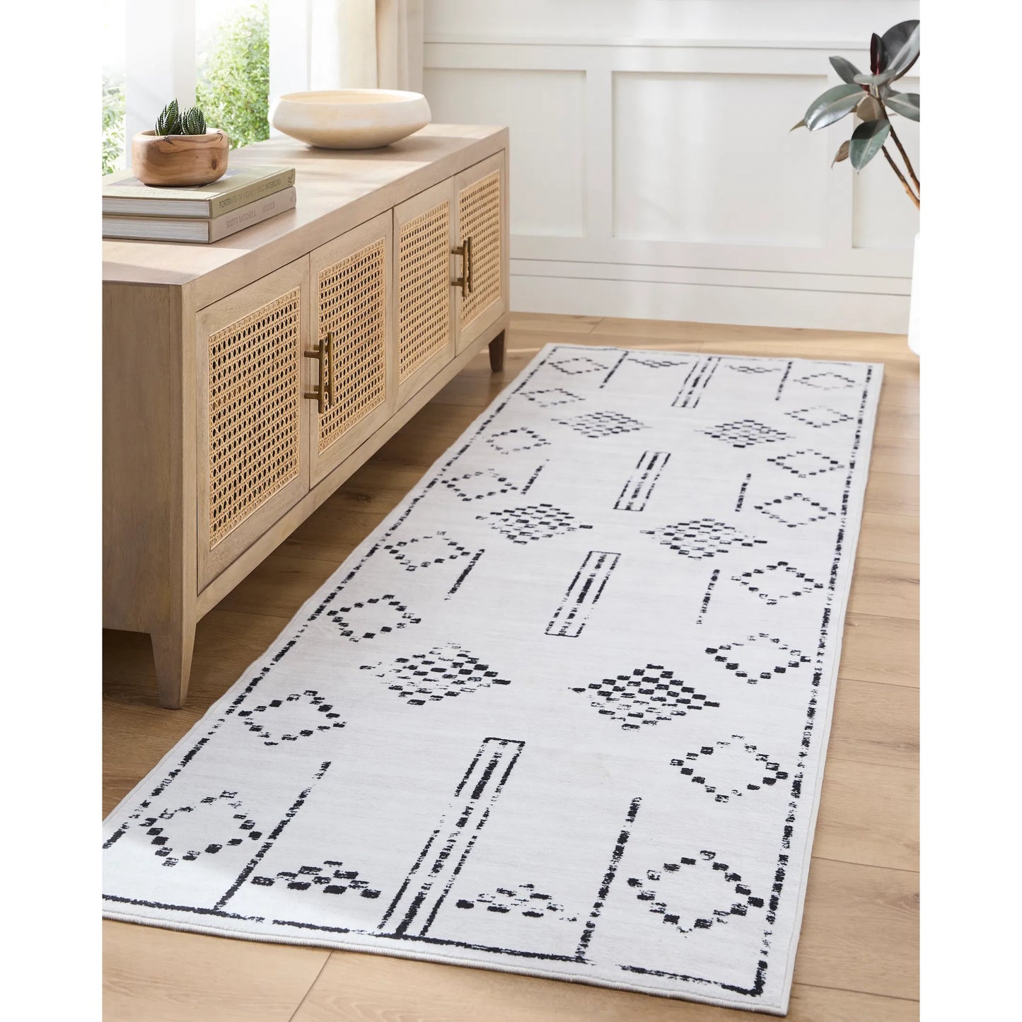003 SI-2099332,SI-2099333,SI-2099335,SI-2099336,SI-2099337 | Lifestyle | Lavable Rug - 500669 by Livabliss in white. Made from polyester in a unique style.