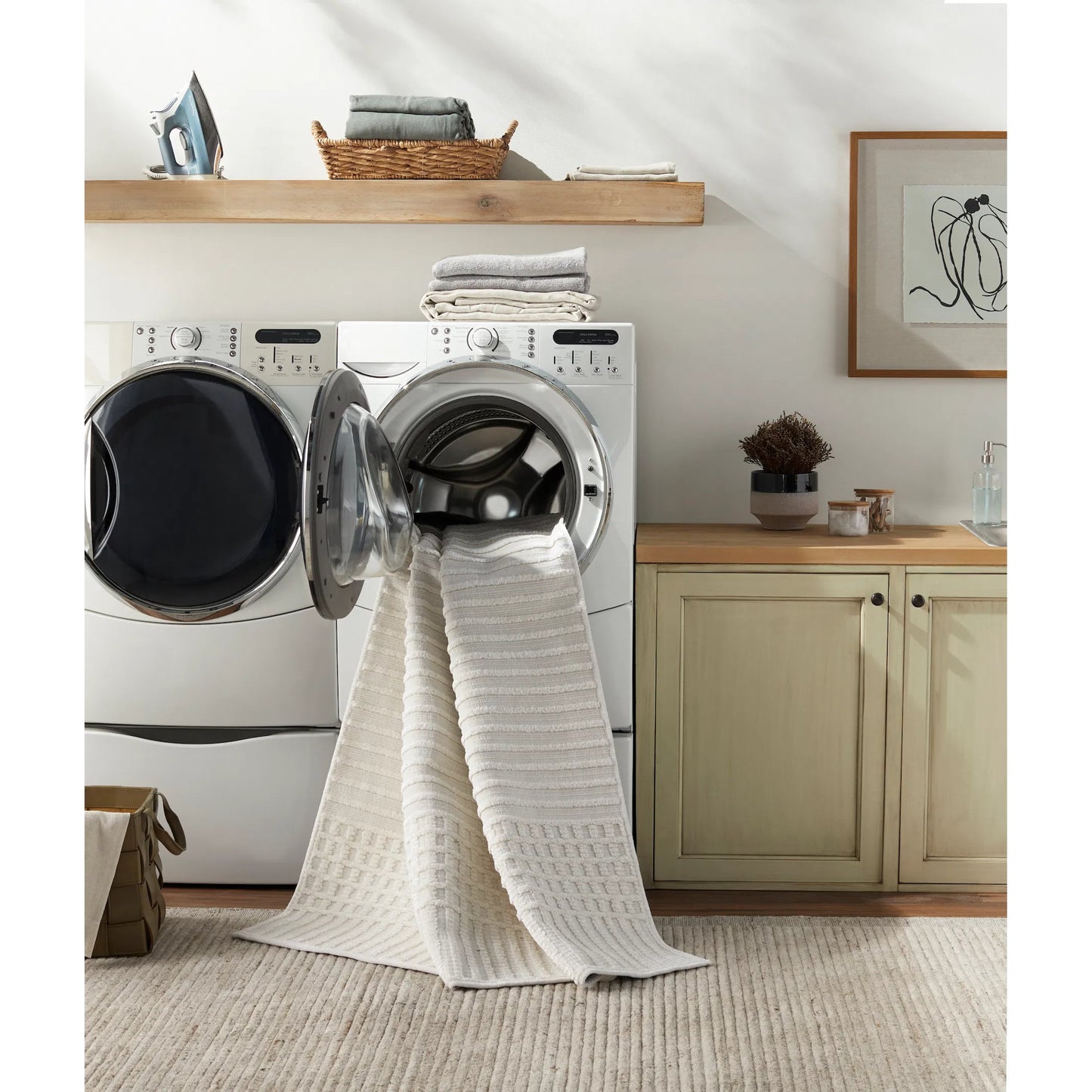 011 SI-1918747,SI-1918748,SI-1918749,SI-1918750,SI-1918751 | Lifestyle | Lyna Rug by Livabliss in white, off-white. Made from main: 70% polypropylene, main: 30% polyester in a modern style.