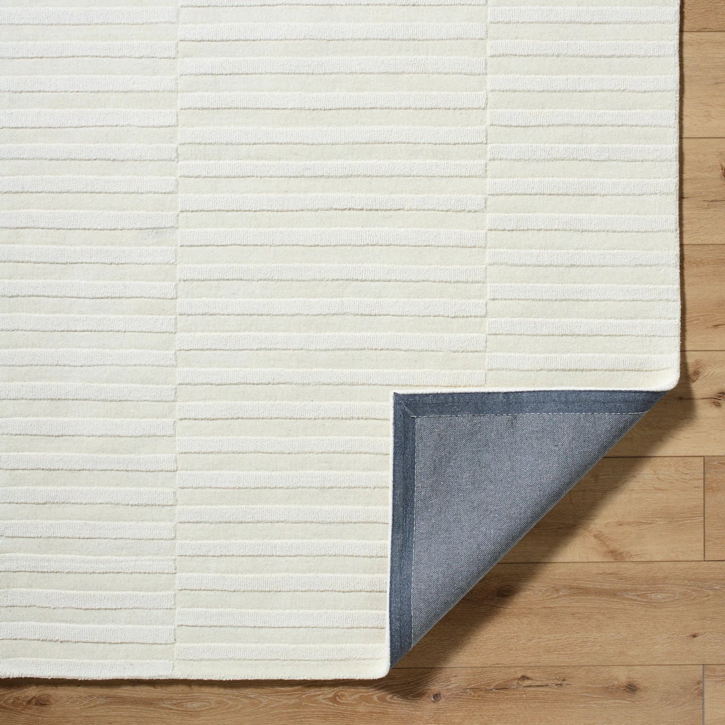 003 SI-2167670,SI-2167671,SI-2167672,SI-2167673 | Closeup | Mystique Rug - 489184 by Livabliss in light silver, ash. Made from wool in a unique style.