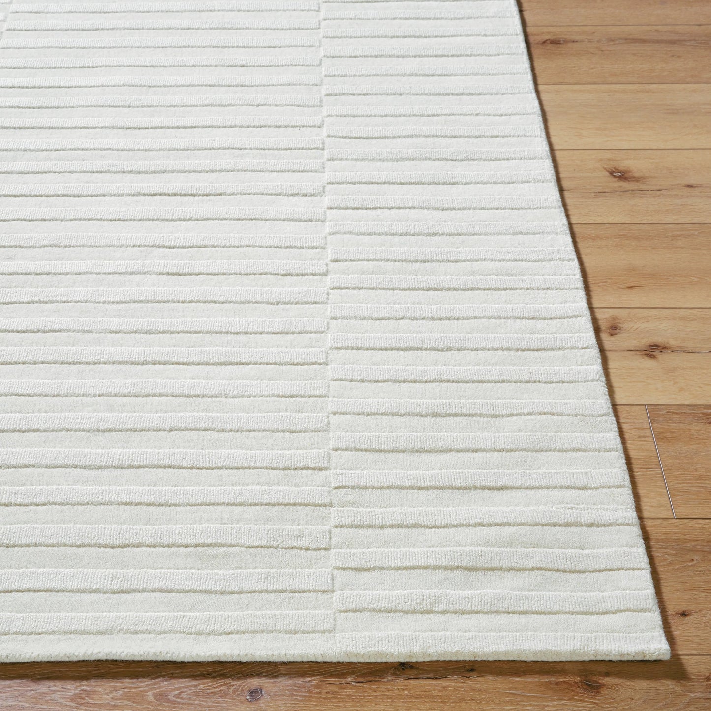 002 SI-2167670,SI-2167671,SI-2167672,SI-2167673 | Closeup | Mystique Rug - 489184 by Livabliss in light silver, ash. Made from wool in a unique style.