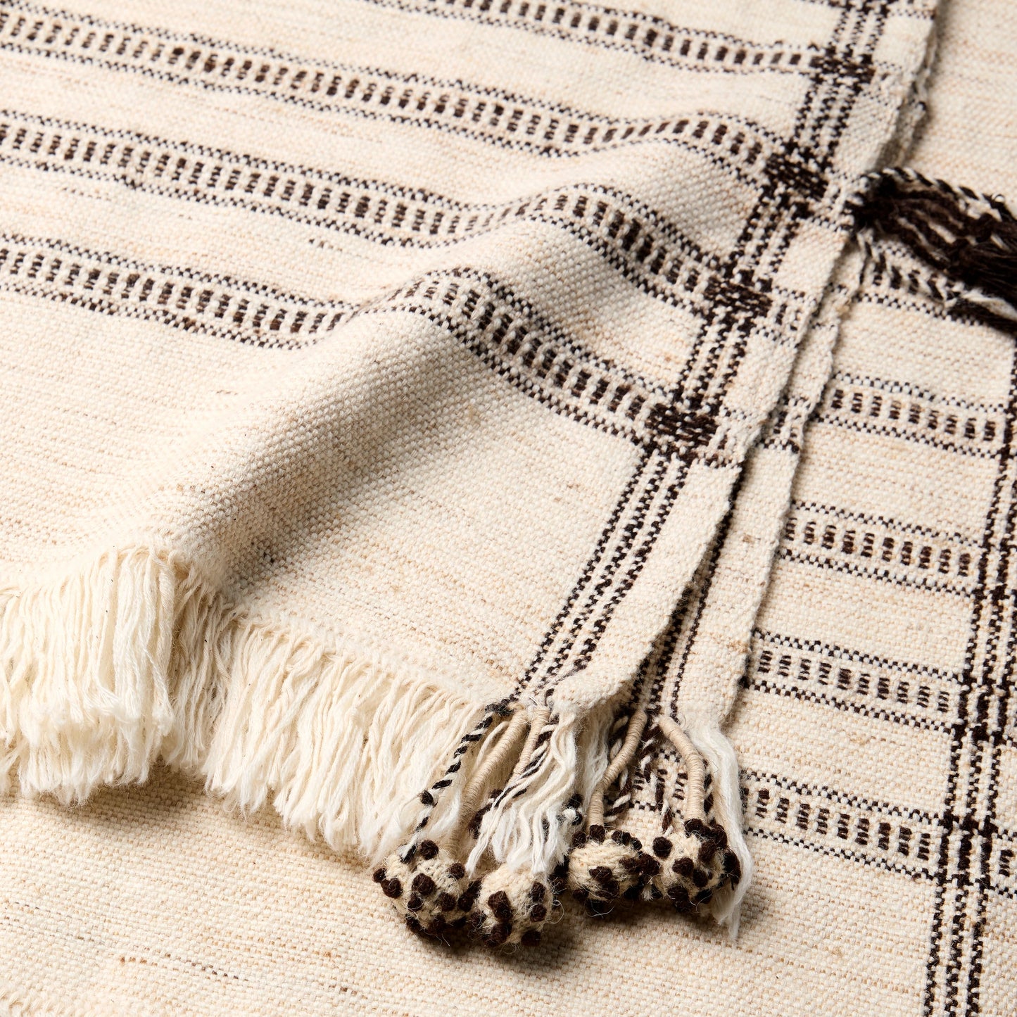 003 SI-2123706 | Closeup | Margosa MGT01 Throw by Jaipur Living in cream, brown. Made from 40% cotton 40% wool 20% silk in a cottage & farmhouse style.