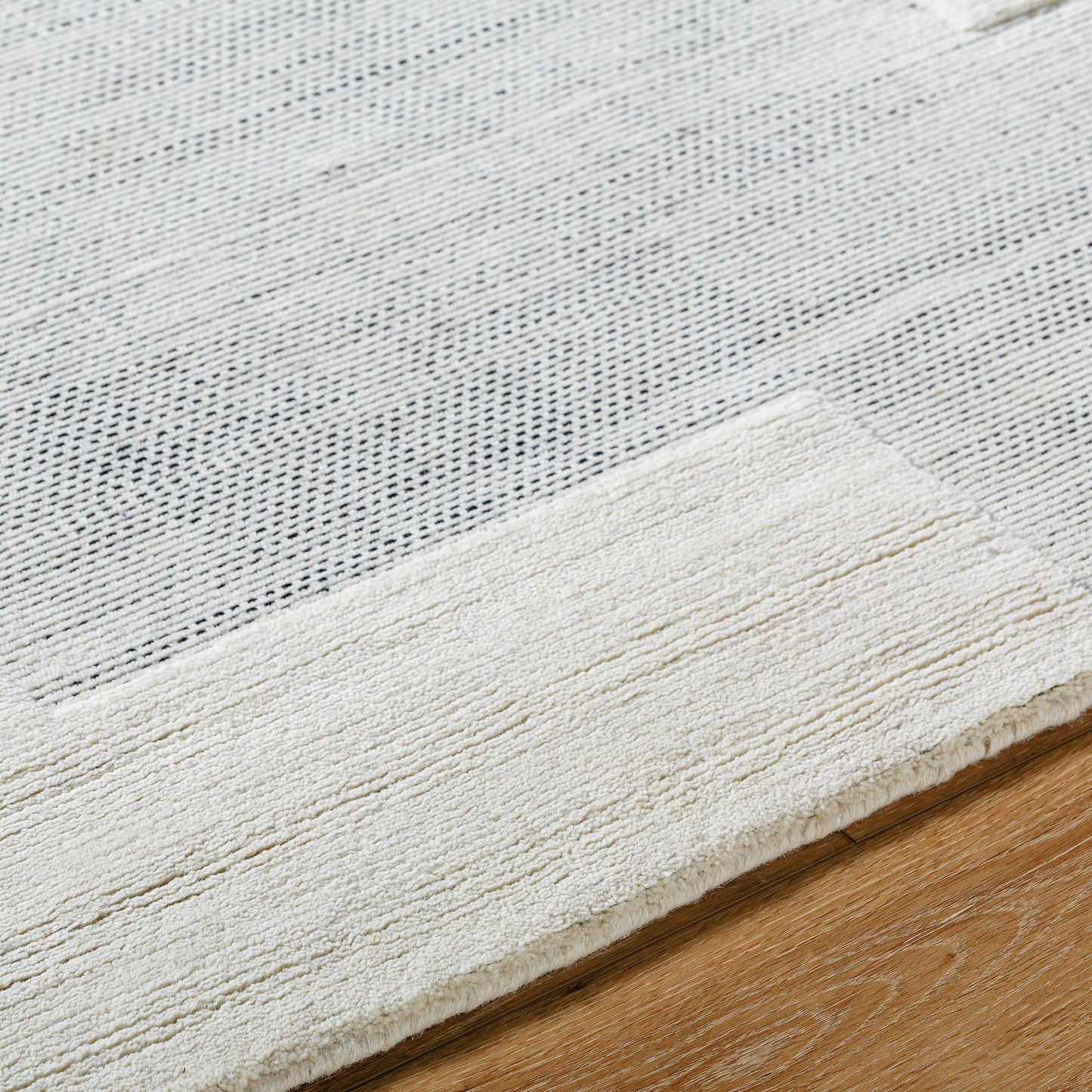 004 SI-2164766,SI-2164767,SI-2164768,SI-2164769 | Closeup | Molde Rug - 531206 by Surya in light silver, silver. Made from wool in a unique style.