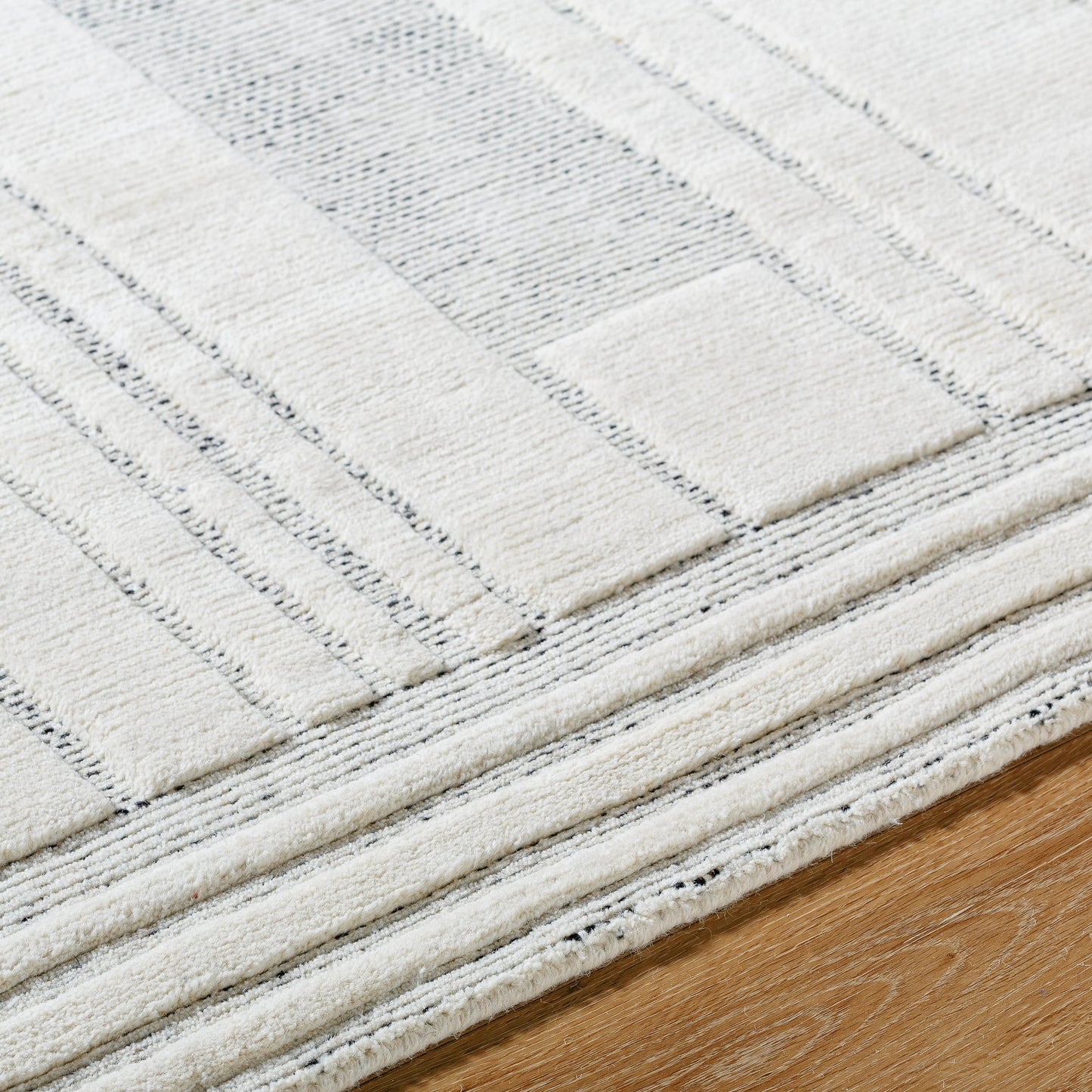 004 SI-2164774,SI-2164775,SI-2164776,SI-2164777 | Closeup | Molde Rug - 531220 by Surya in light silver, silver. Made from wool in a unique style.