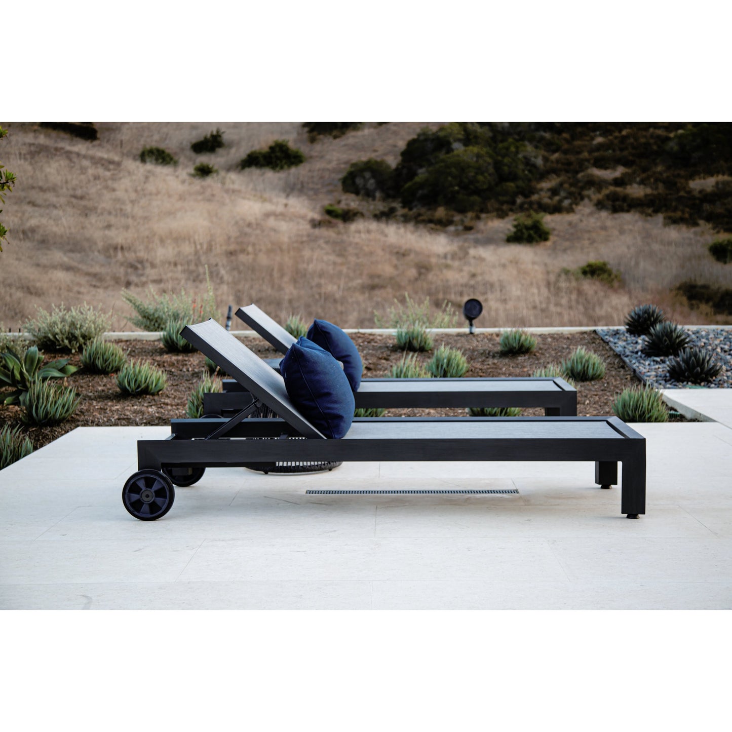 004 SI-2166977 | Lifestyle | Redondo Outdoor Adjustable Sling Chaise by Sunset West in slate. Made from aluminum in a modern style.